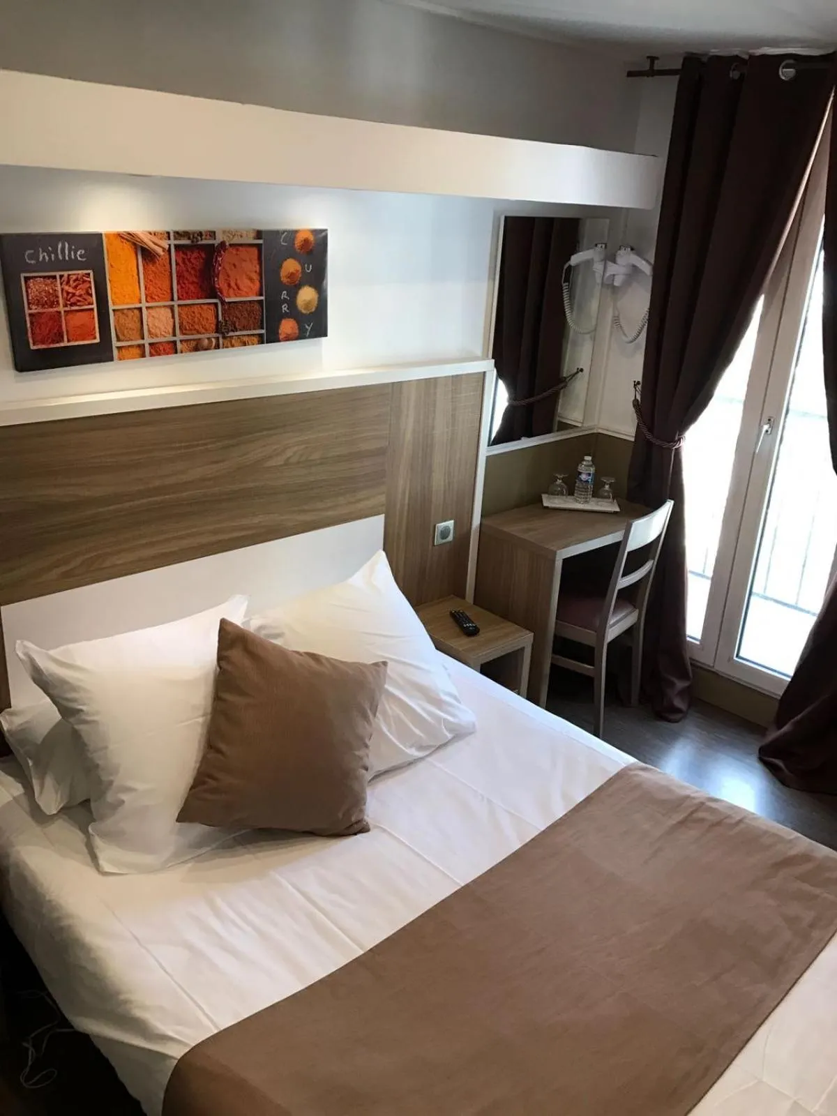 Superior Double Room with shower or bath in Grand Hotel Nouvel Opera