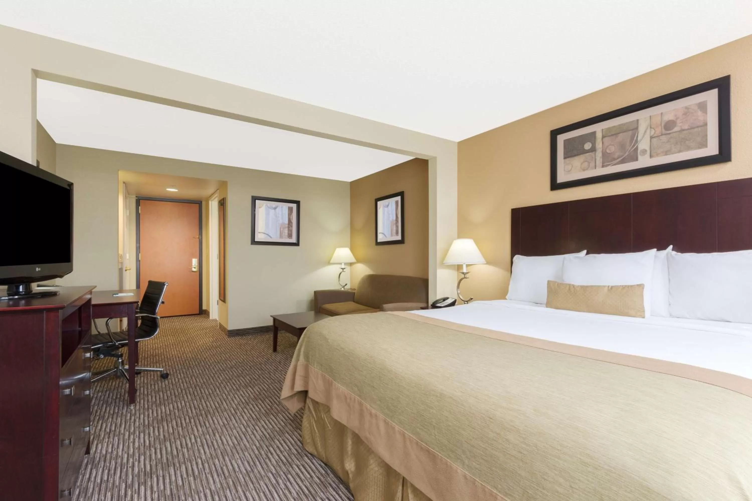 Deluxe King Room - Non-Smoking in Wingate by Wyndham Dayton - Fairborn