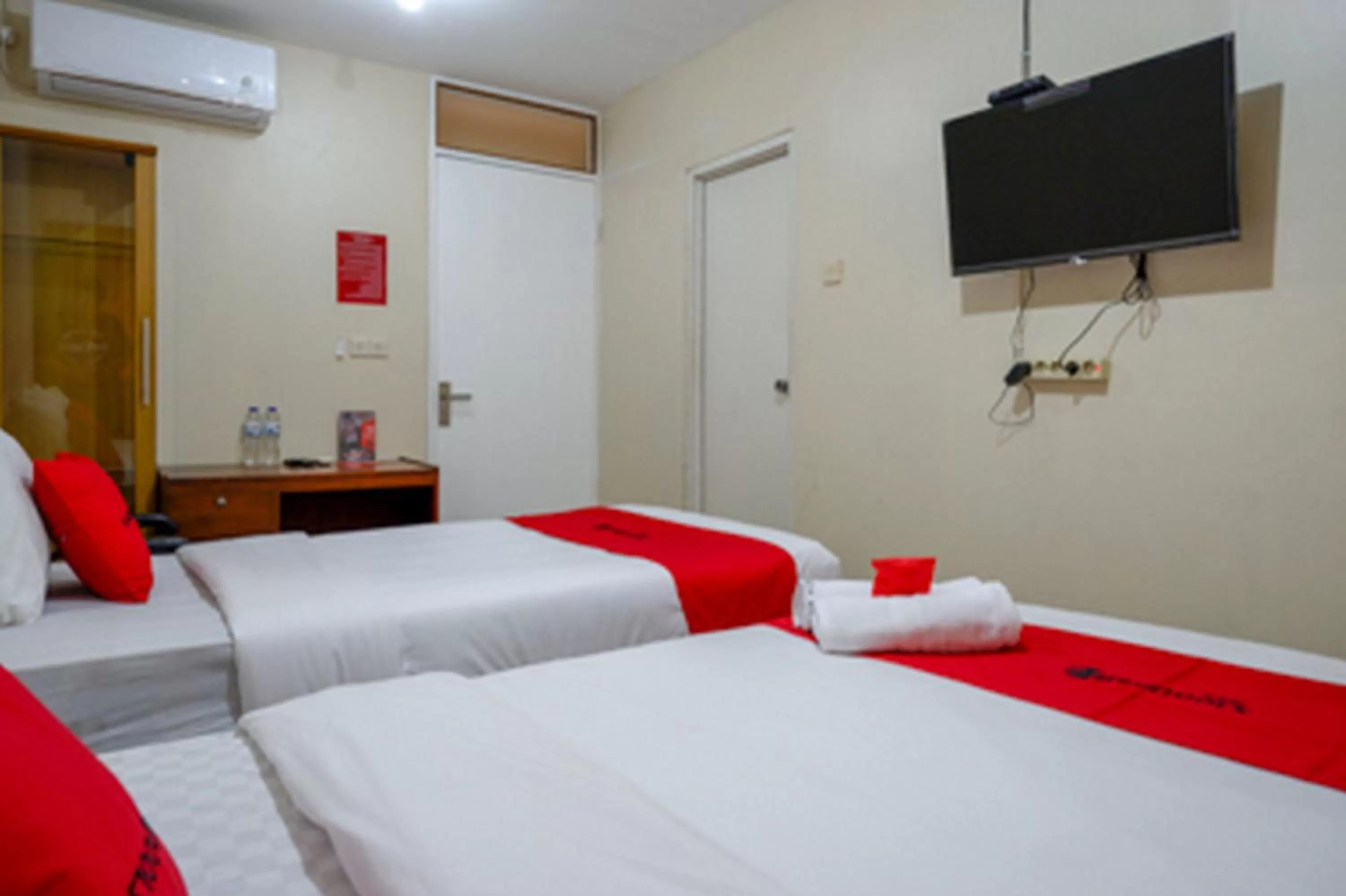 Twin Room in RedDoorz near RSUD Kudus