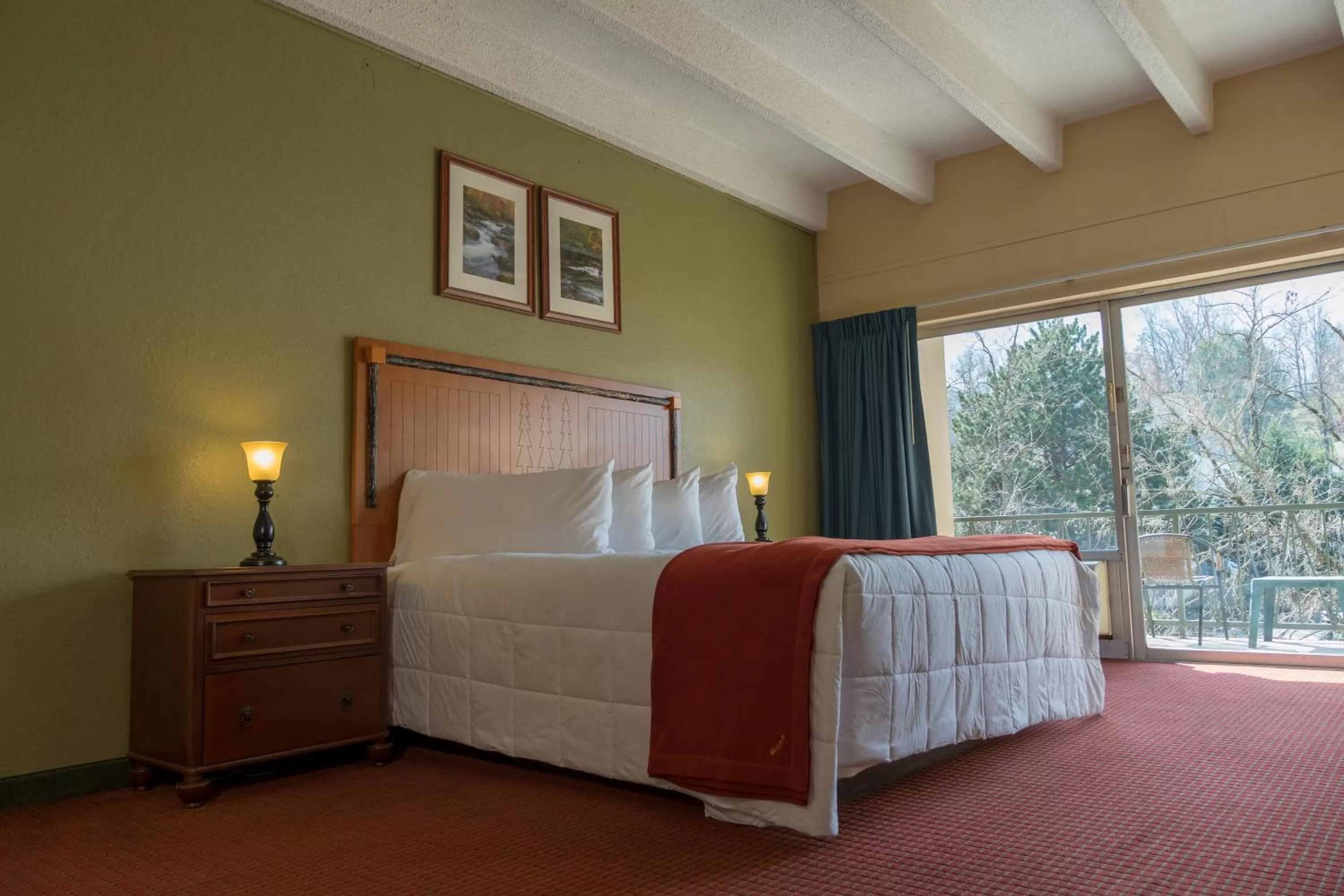 Standard King Guestroom in River Terrace Resort & Convention Center