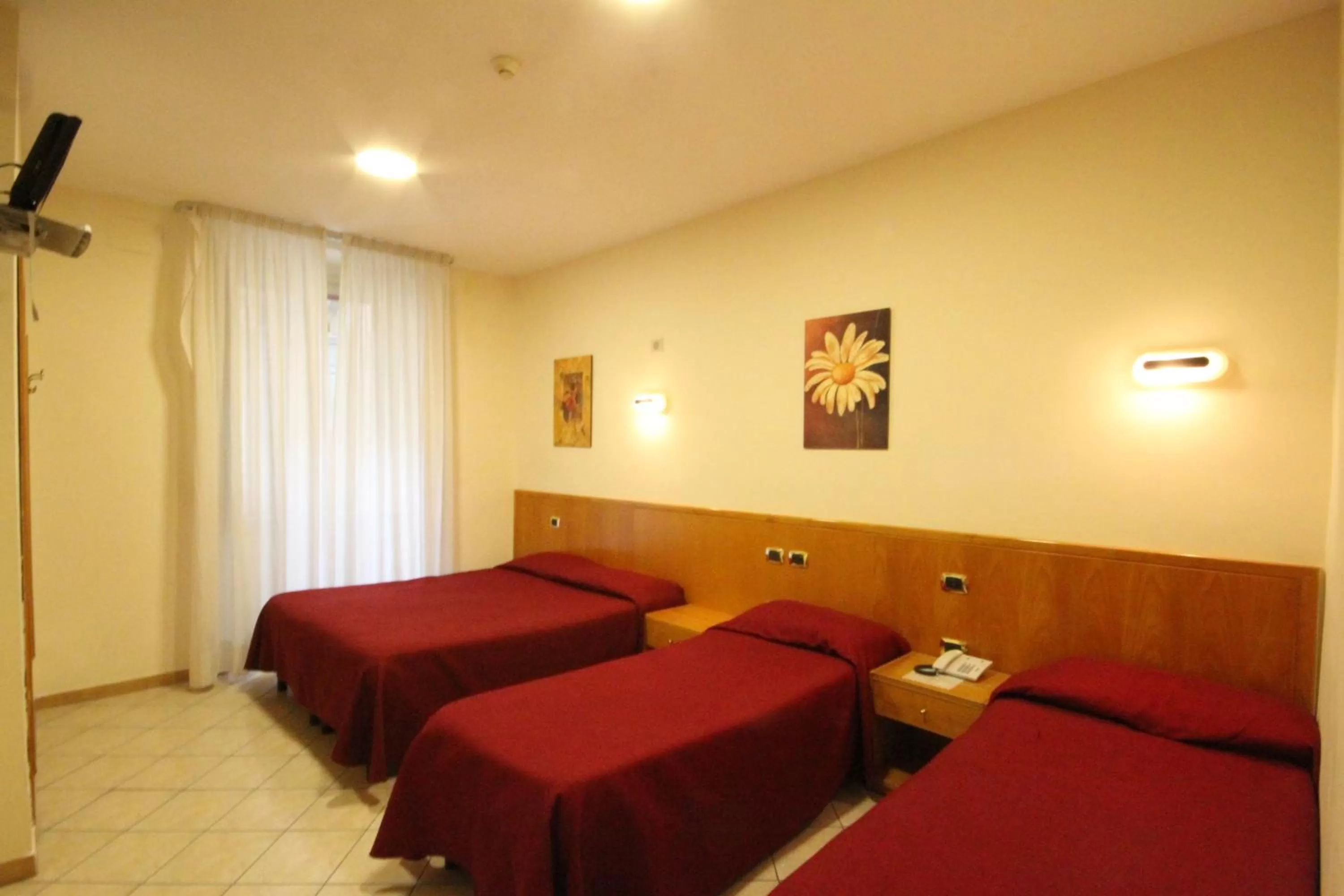 Family Room with Balcony in Hotel Zara Napoli