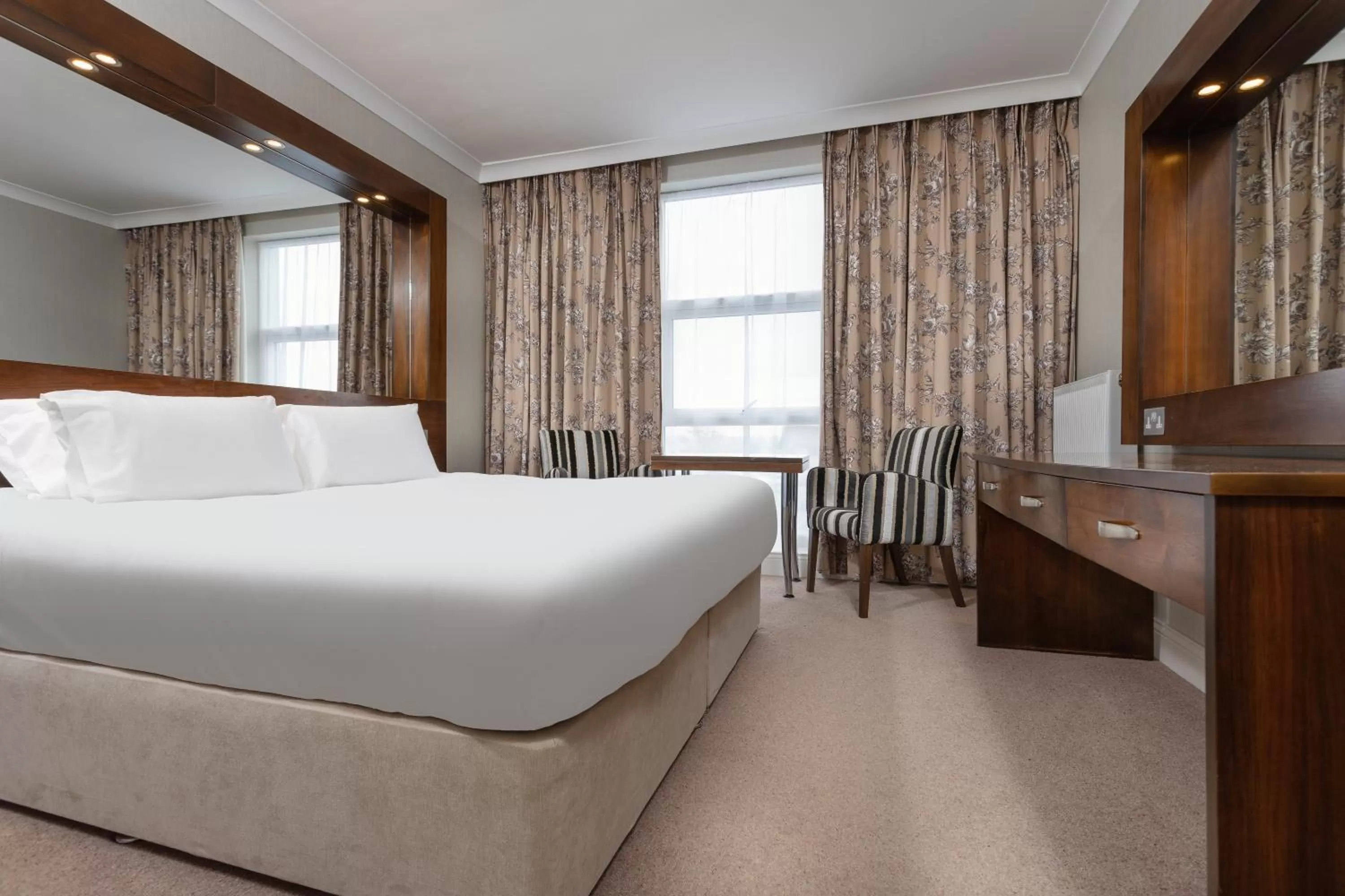 Superior King Room in Flannery's Hotel