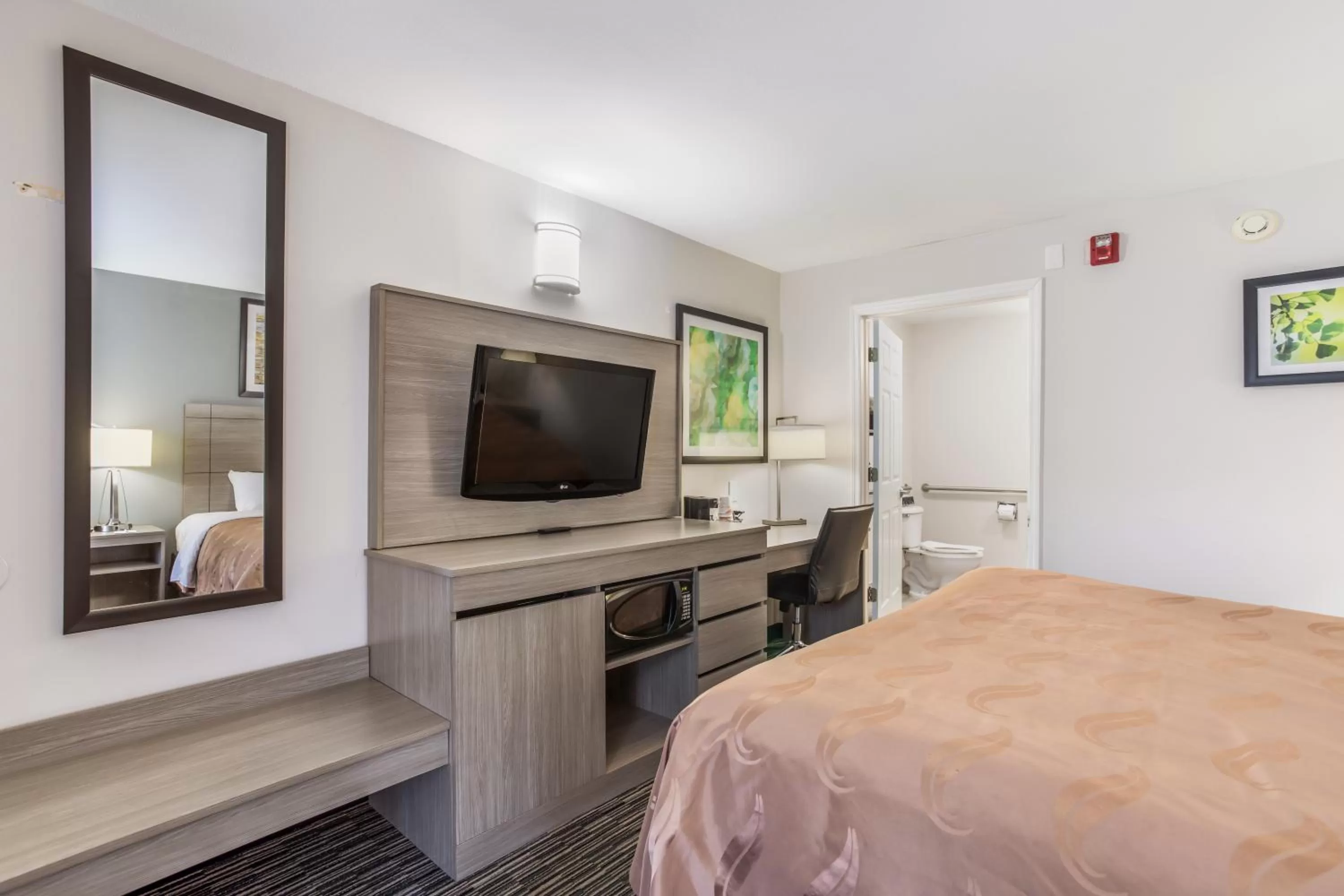 Superior King Room with Roll in Shower - Accessible/Non-Smoking in Quality Inn Gallatin-Nashville Metro