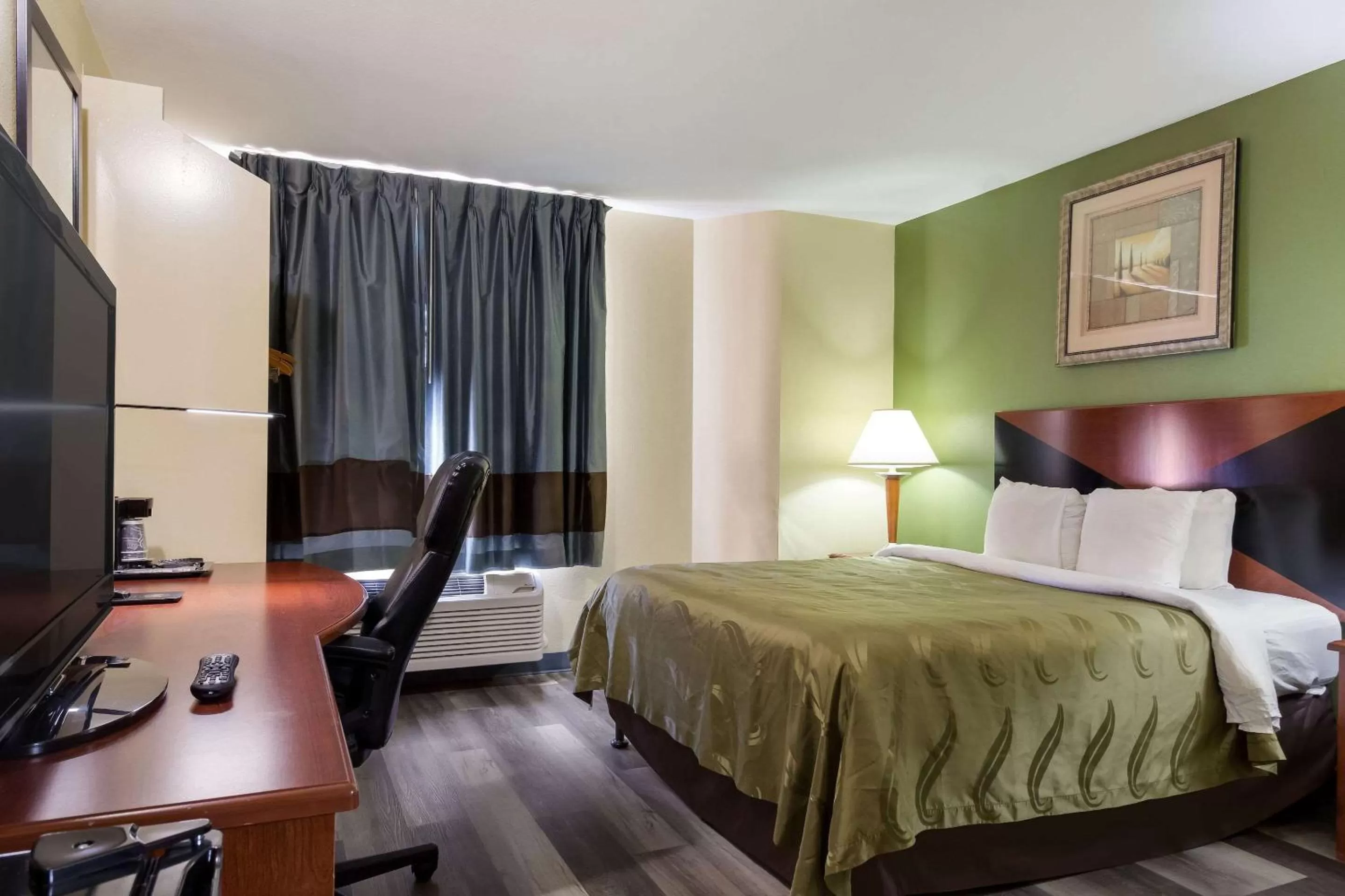 Queen Room - Disability Access/Non-Smoking in Quality Inn Baytown - Houston East