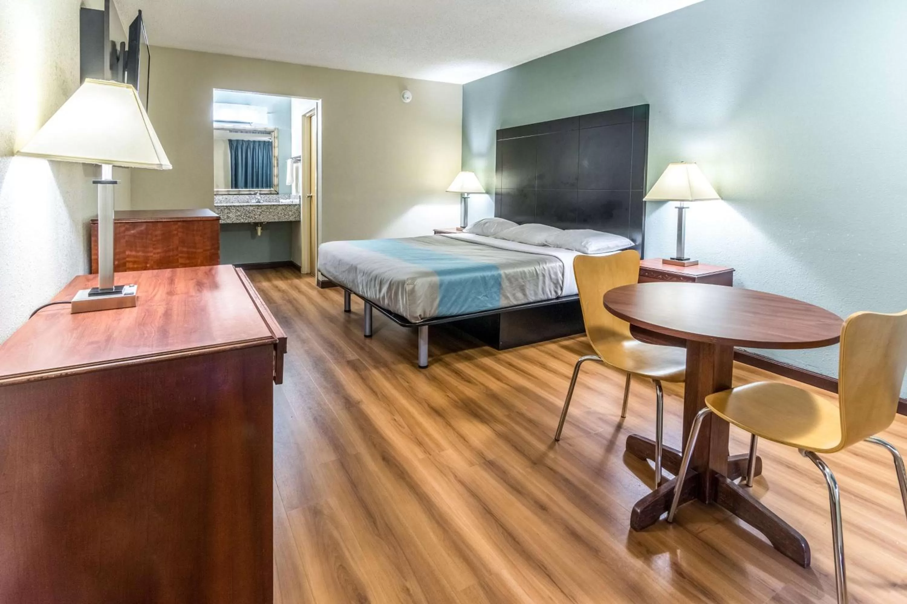 King Room - single occupancy - Smoking  in Motel 6-Kenly, NC