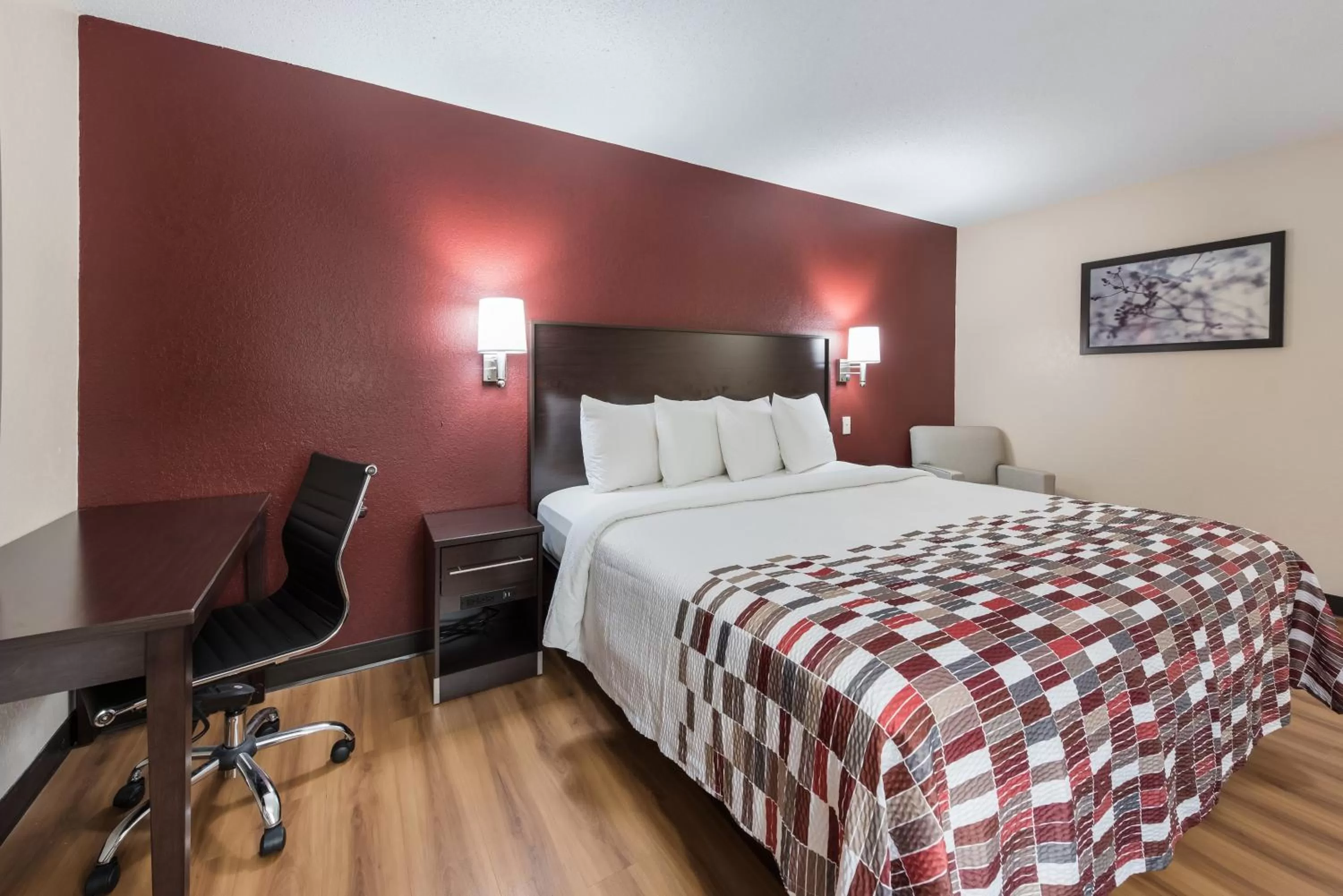 Deluxe Room with One Queen Bed Disability Access Roll-In Shower Smoke Free in Red Roof Inn Findlay