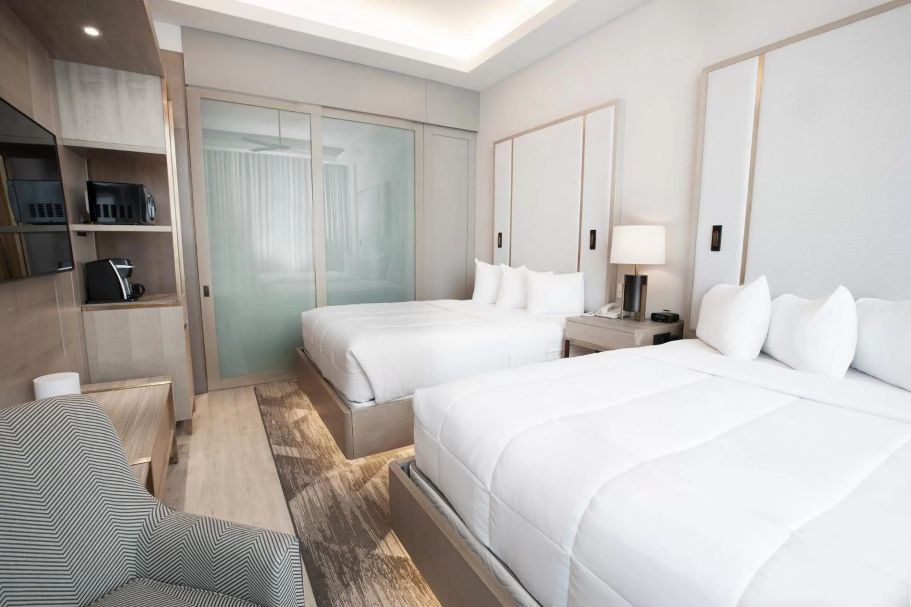 Deluxe Queen Suite in Wyndham Garden at Niagara Falls