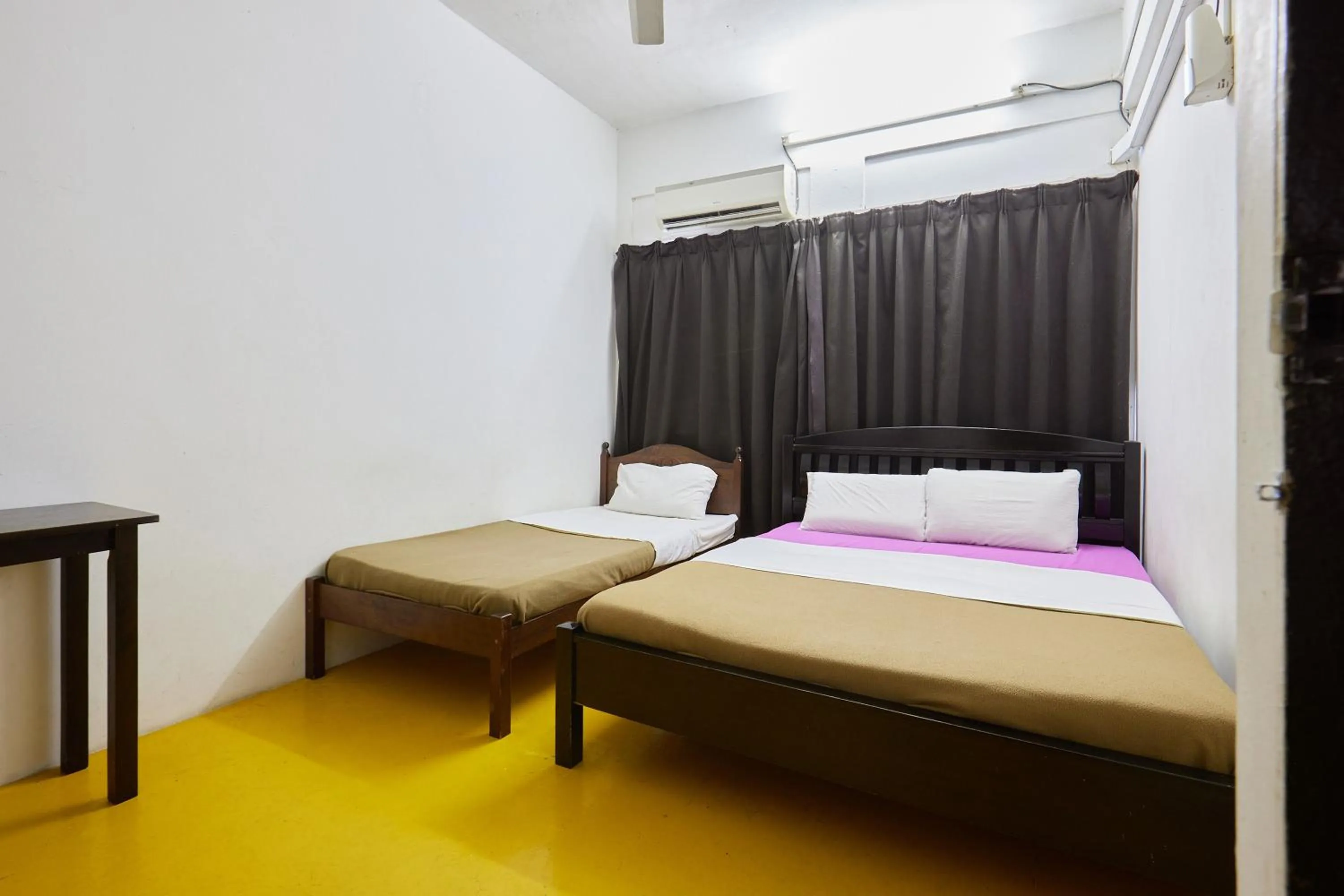 Standard Triple Room with Shared Bathroom in Uncle Guesthouse Kuala Terengganu