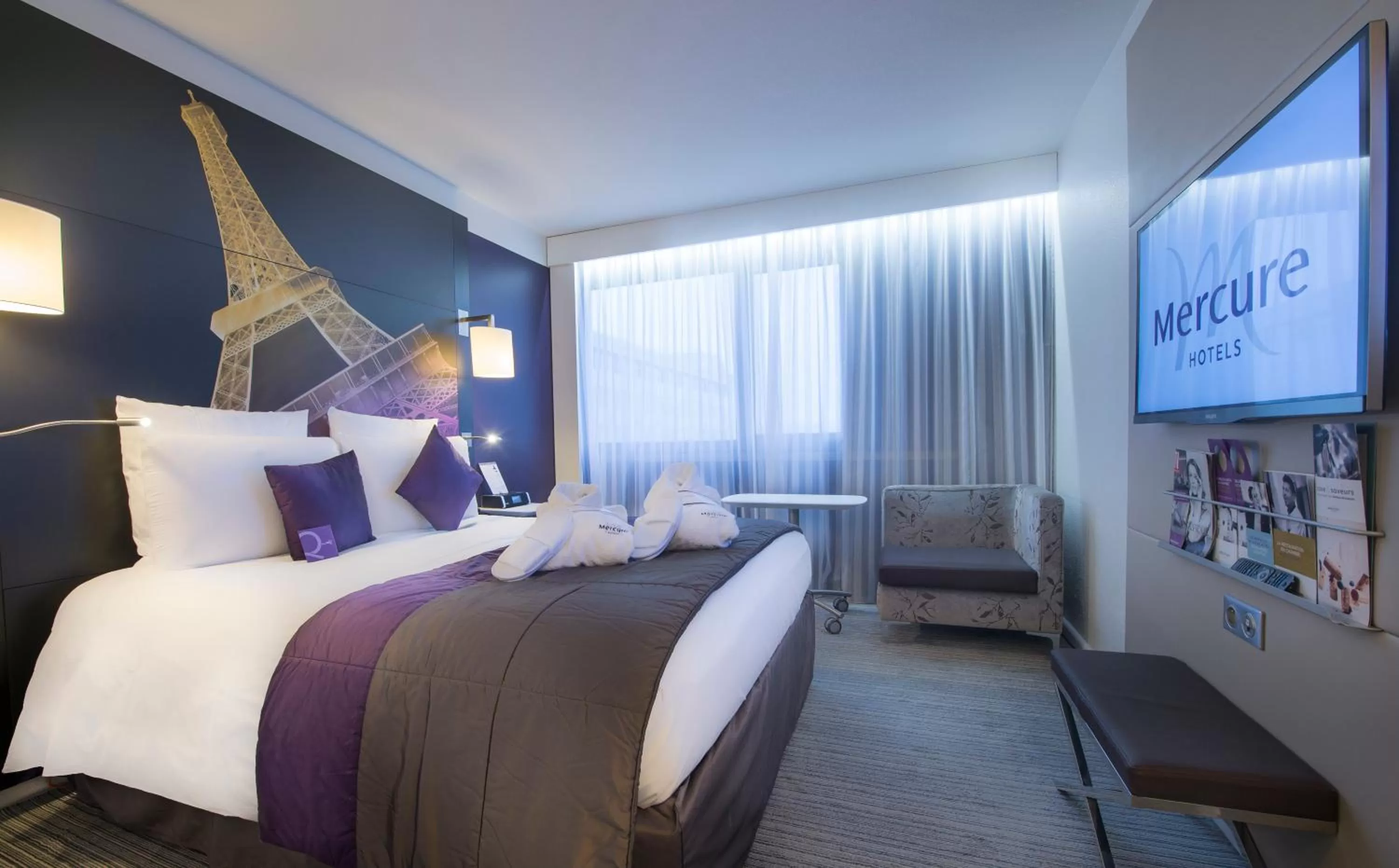 Bed in Mercure Paris Centre Tour Eiffel