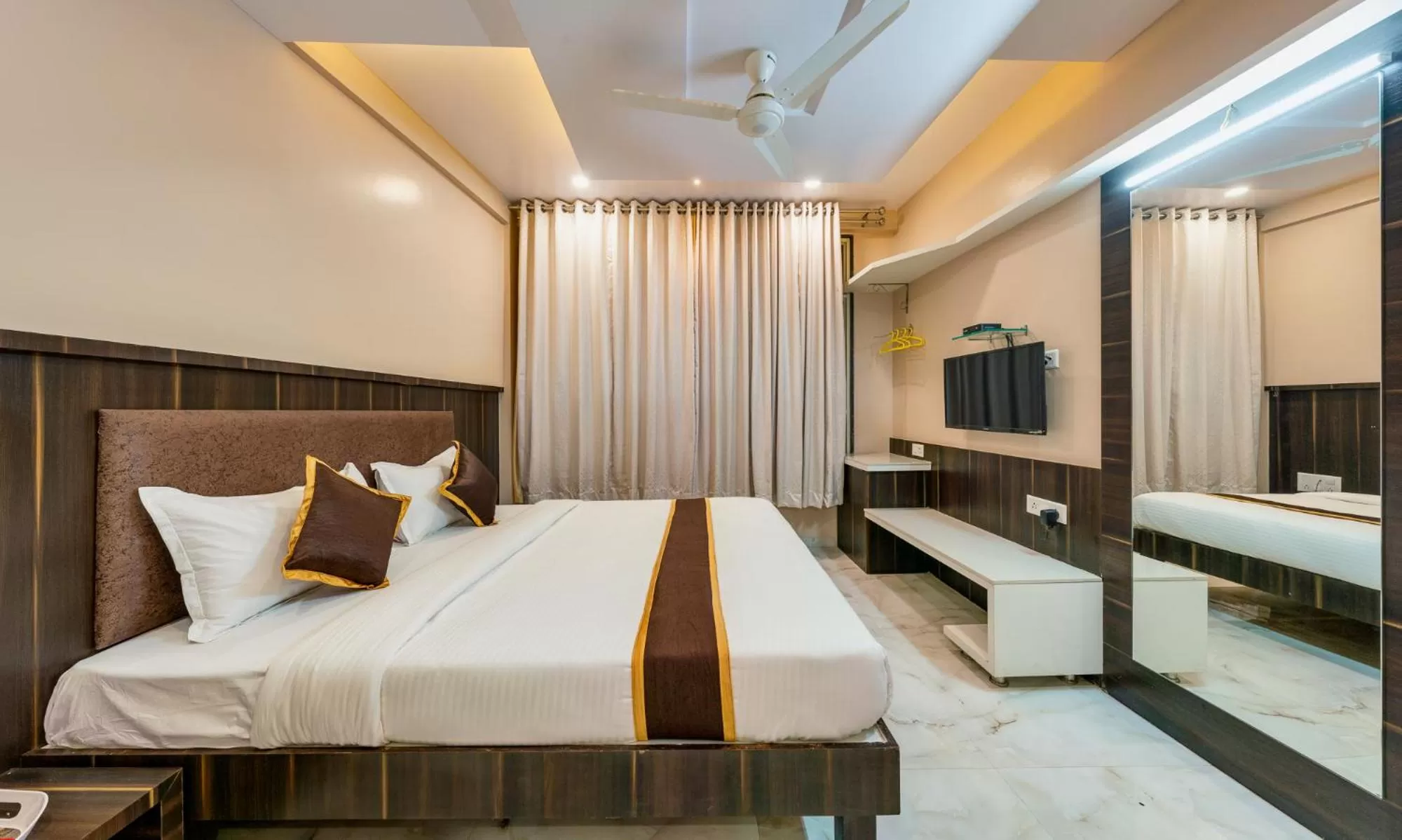 King Room in Hotel Aatithya Satkar Near Mahalaxmi Temple