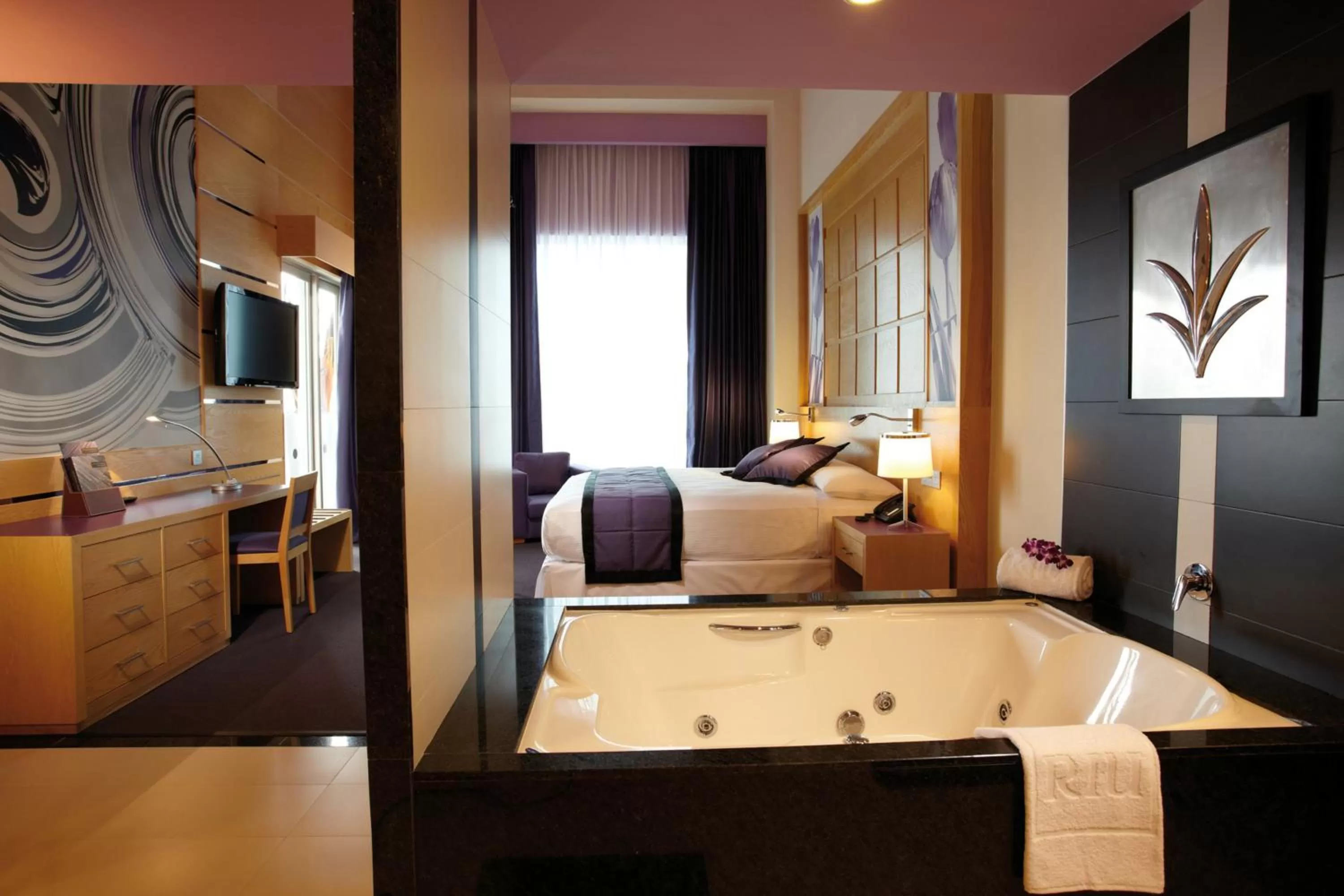 Paquete Presidential Suite “ De Guadalajara al Cielo” in Riu Plaza Guadalajara