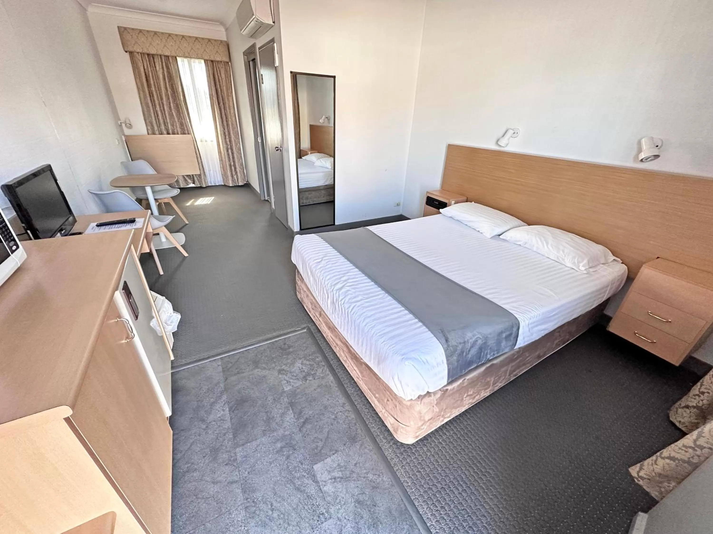 Superior Queen Room in Spa Village Travel Inn