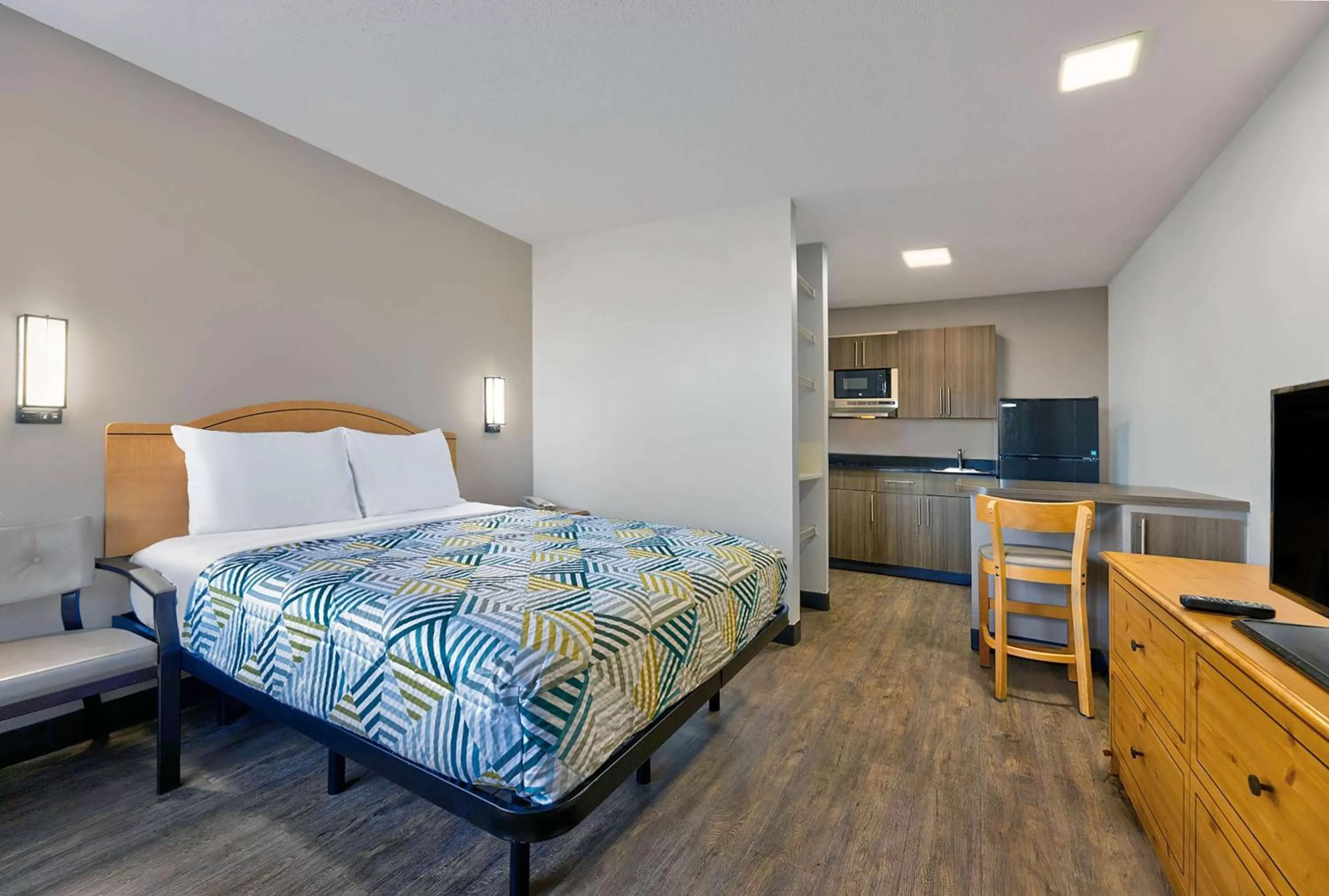 Deluxe Queen Room - single occupancy - Smoking in Studio 6-North Richland Hills, TX - Fort Worth