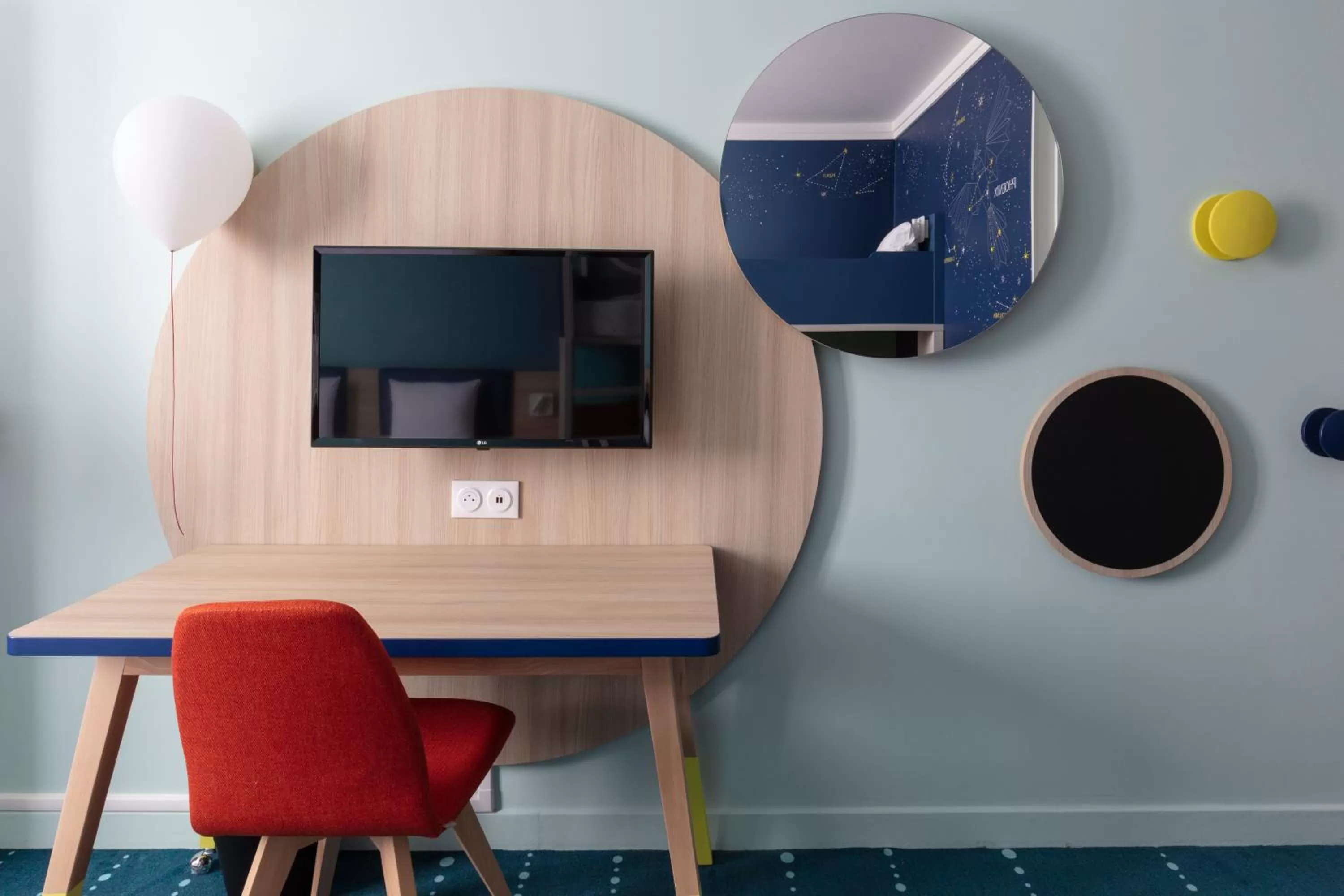 Family Suite 6 people with Swimming Pool Access in Grand Magic Hotel Marne La Vallée