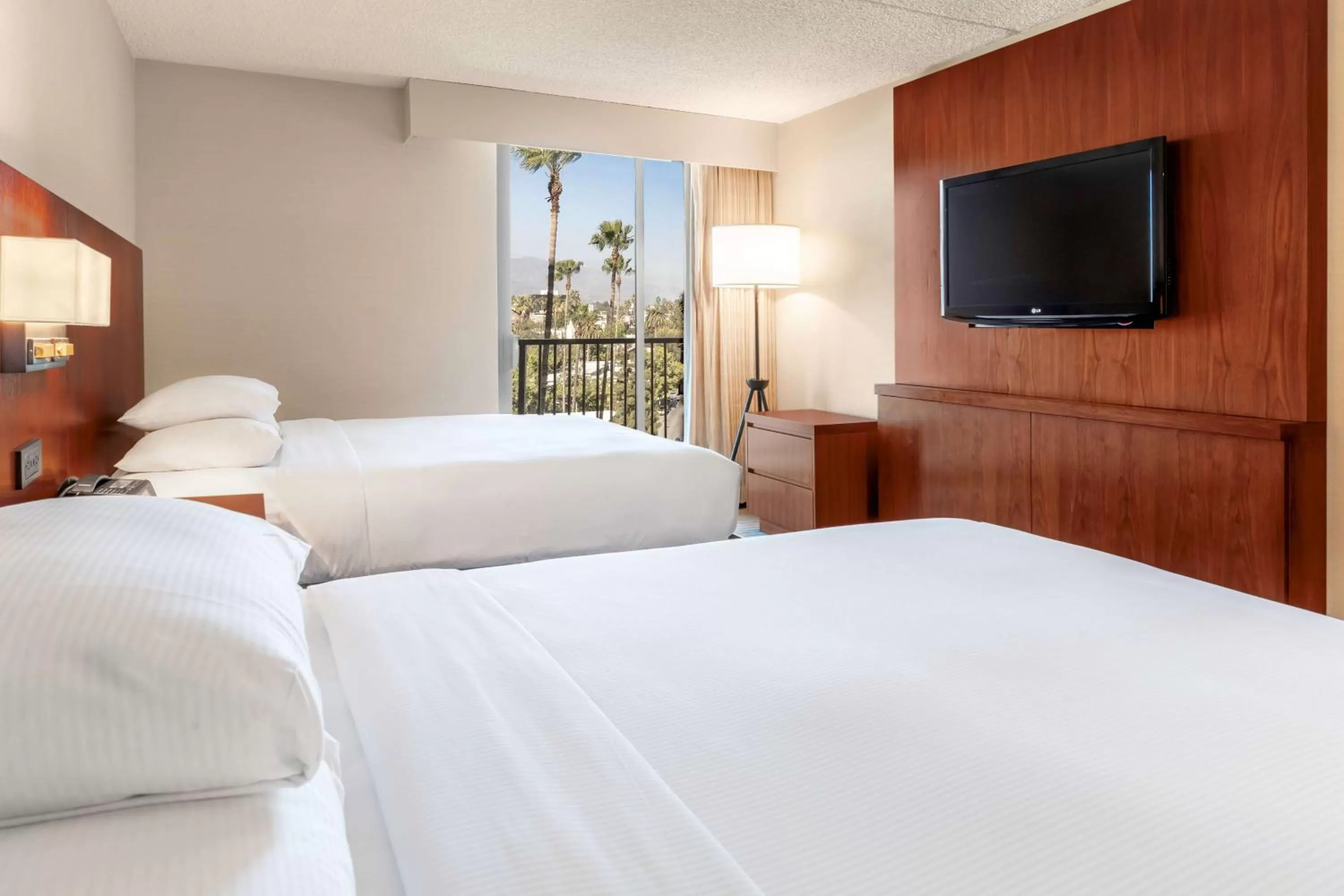 Deluxe Queen Room with Mountain View in Hilton Pasadena