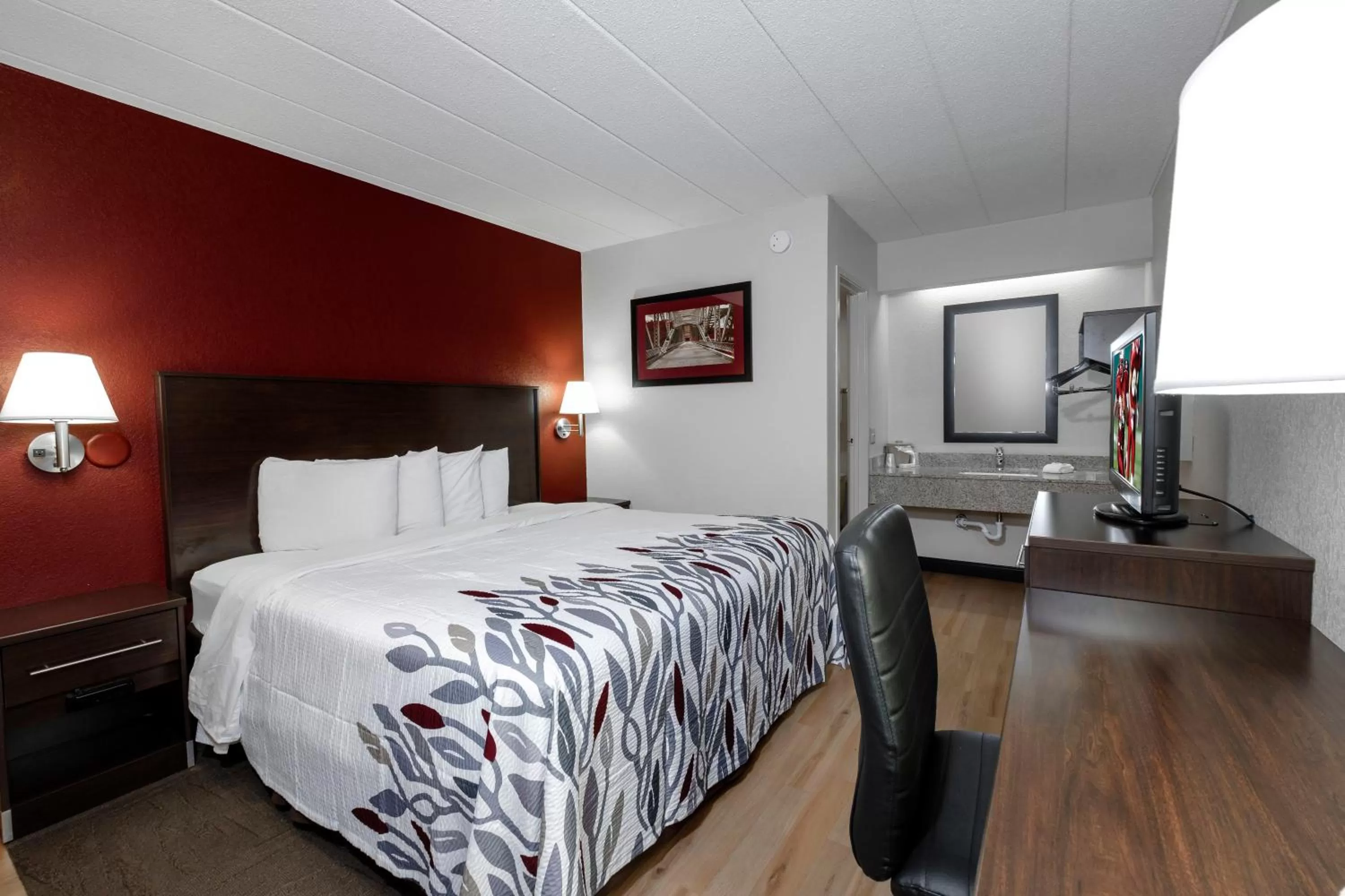 Superior King Room Smoking in Red Roof Inn Bloomington - Normal/University