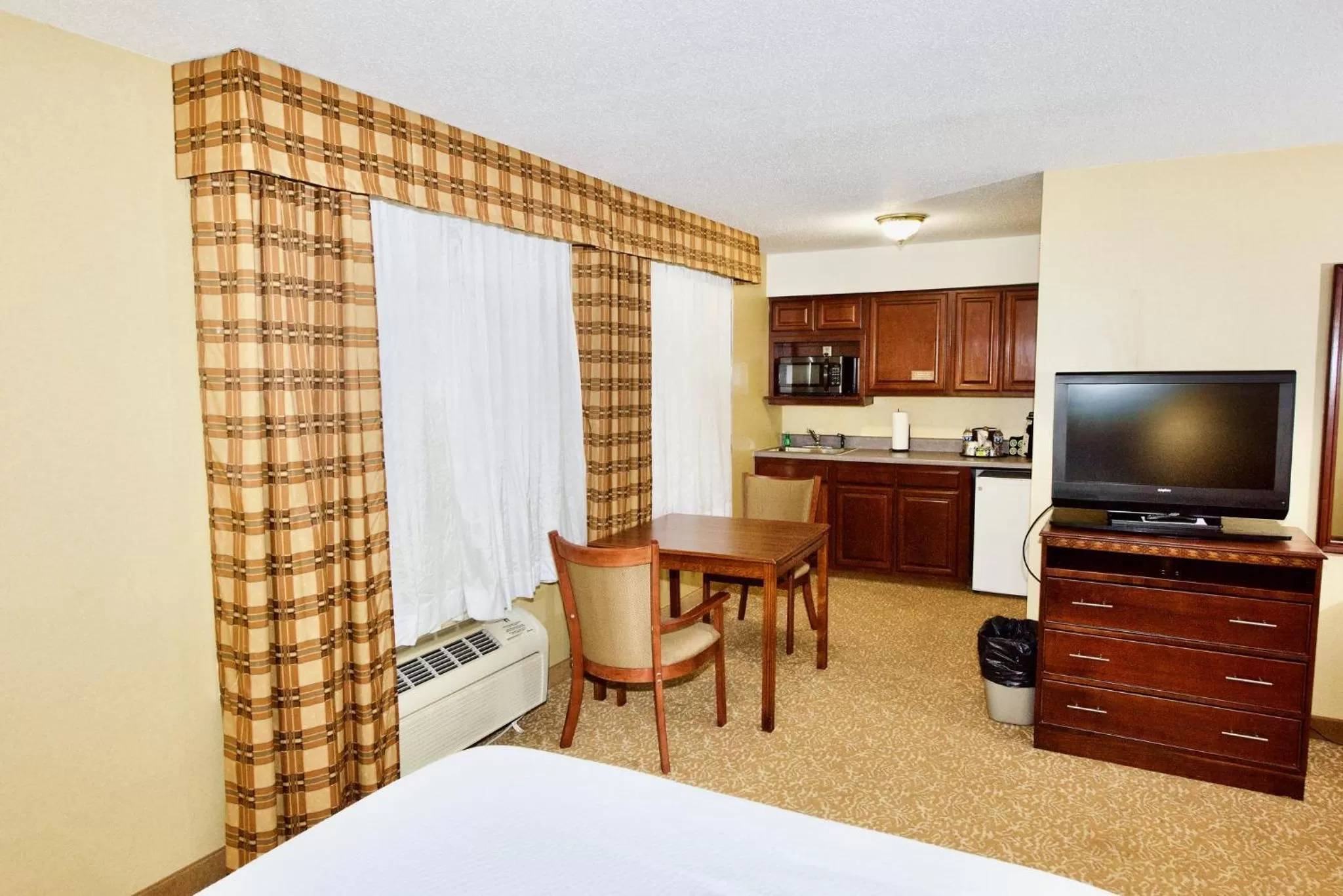 Suite with Mobility Accessible Tub - Non-Smoking in Holiday Inn Express Hotel & Suites Fenton/I-44 by IHG