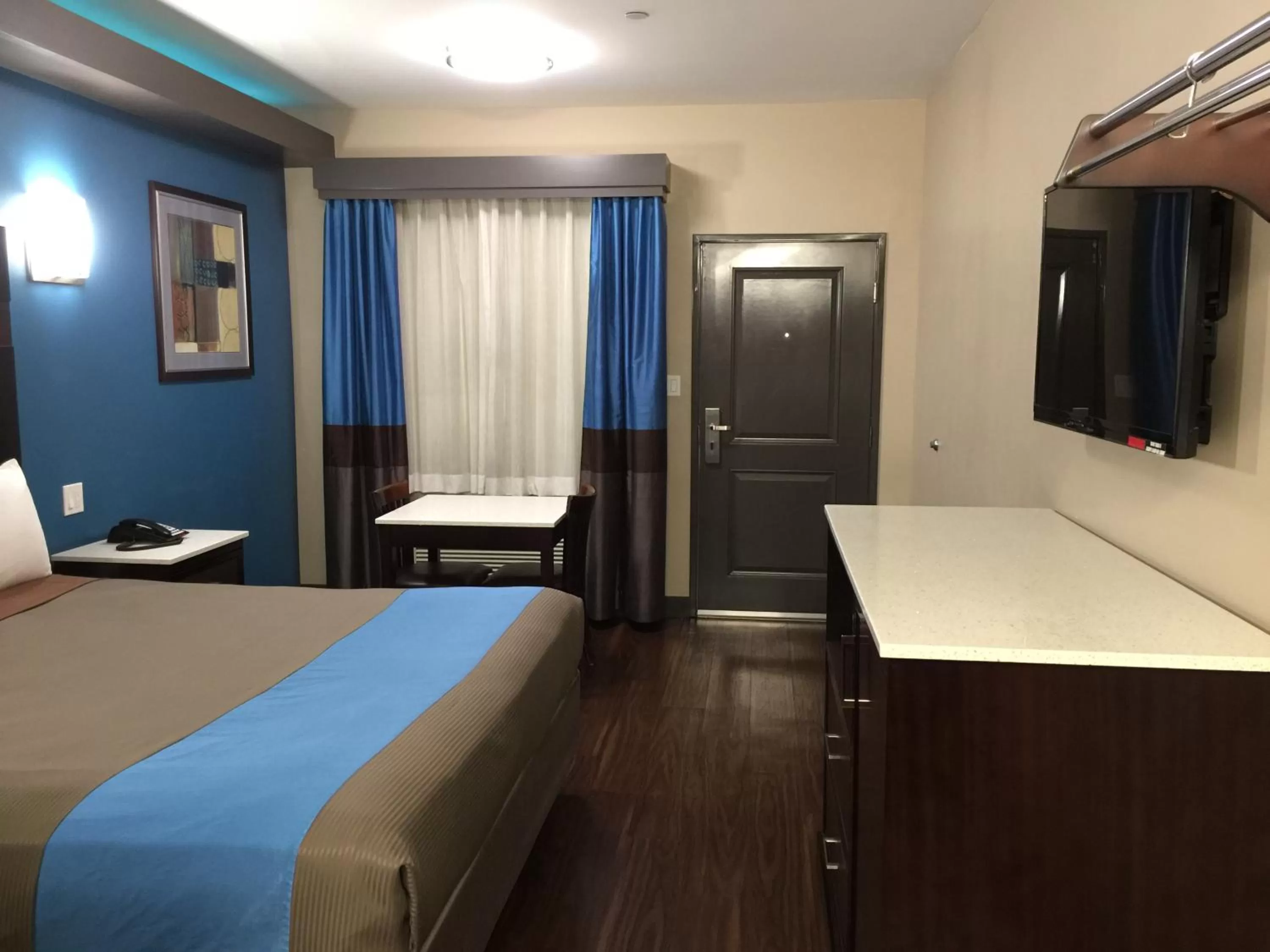 Deluxe King Room in Crystal Palace Inn