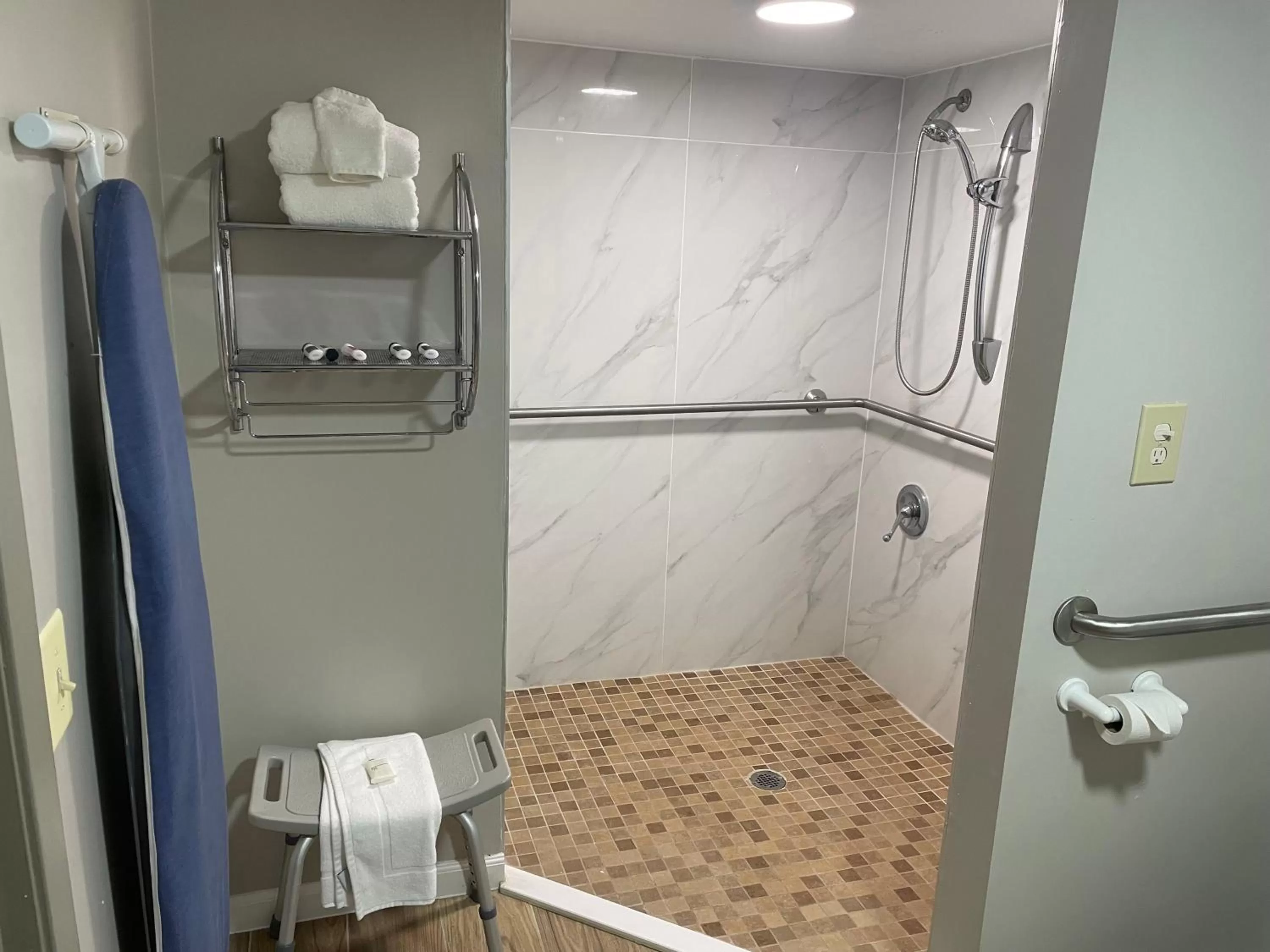 King Room - Mobility Access/Non-Smoking in Days Inn by Wyndham Valdosta/Near Valdosta Mall