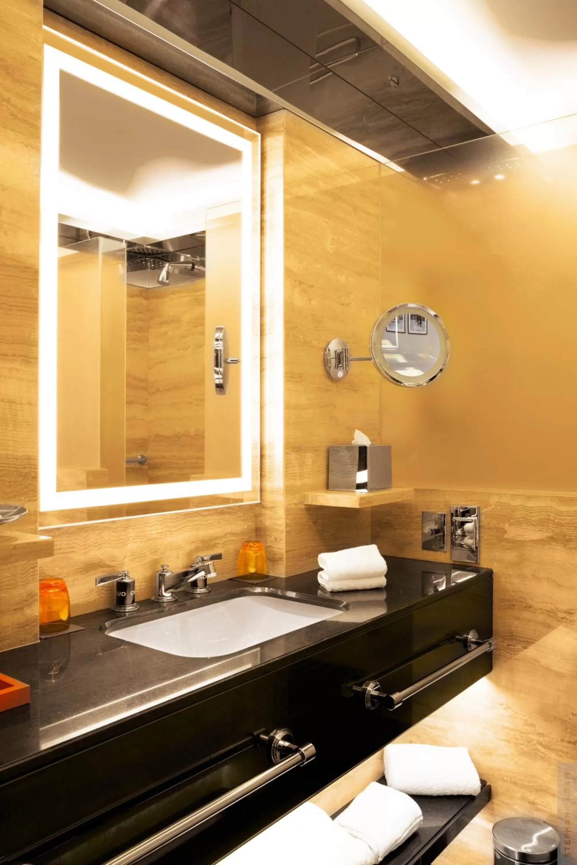 Deluxe Double Room in Hotel Montaigne