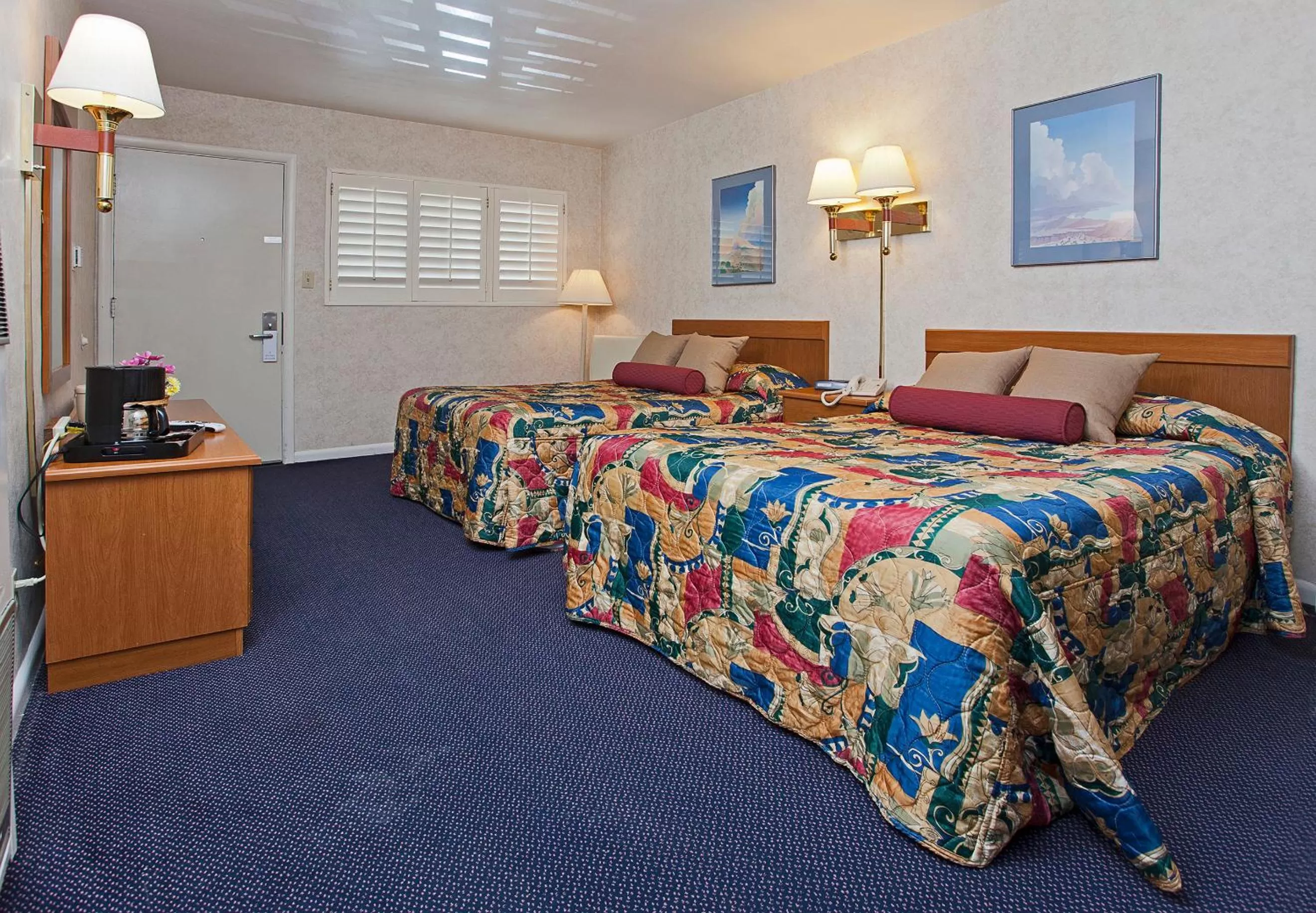 Room with Two Double Beds in Town House Motel