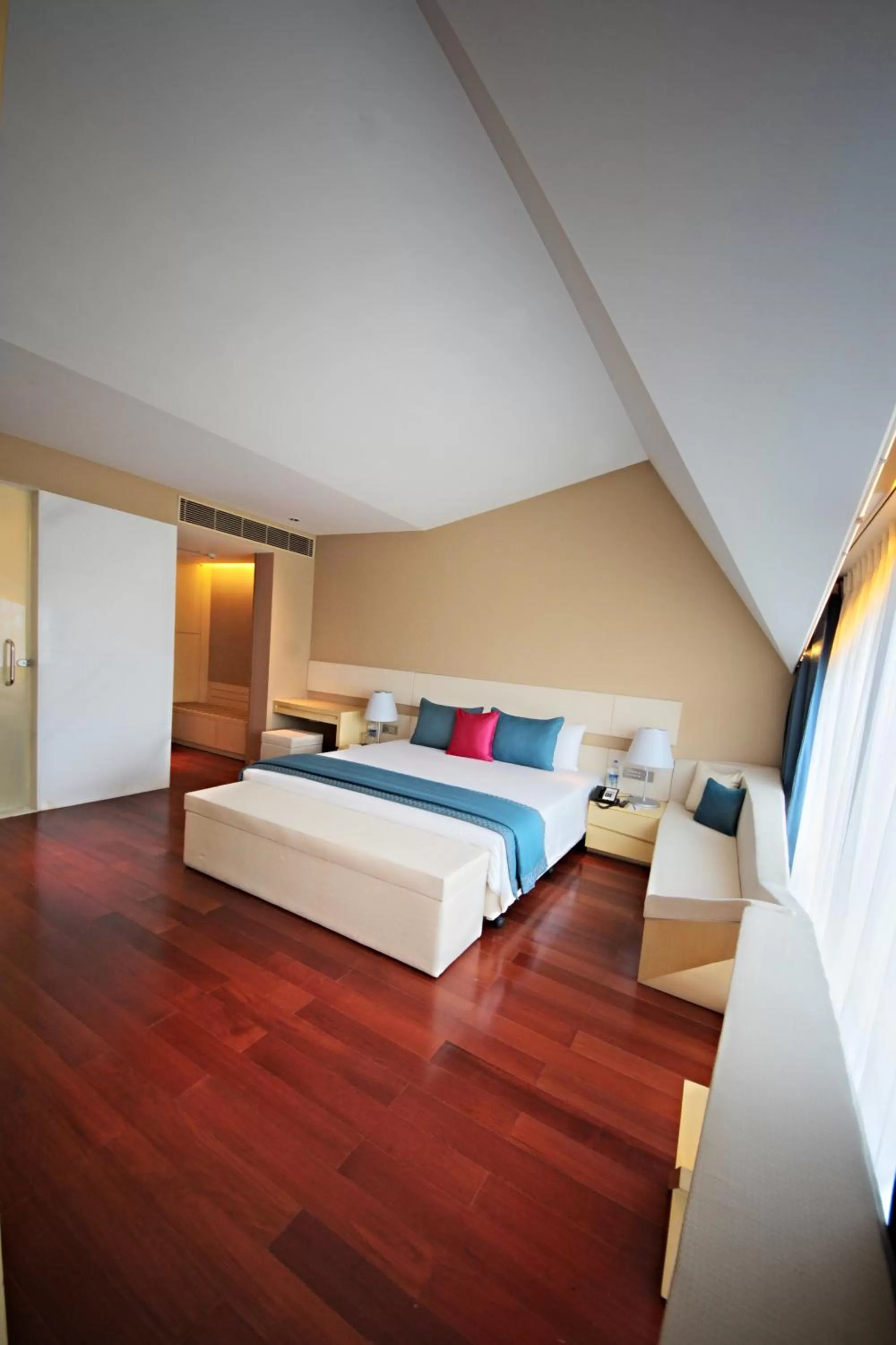 Deluxe Suite 1 Bedroom City View King Bed - single occupancy in Vivanta New Delhi, Dwarka