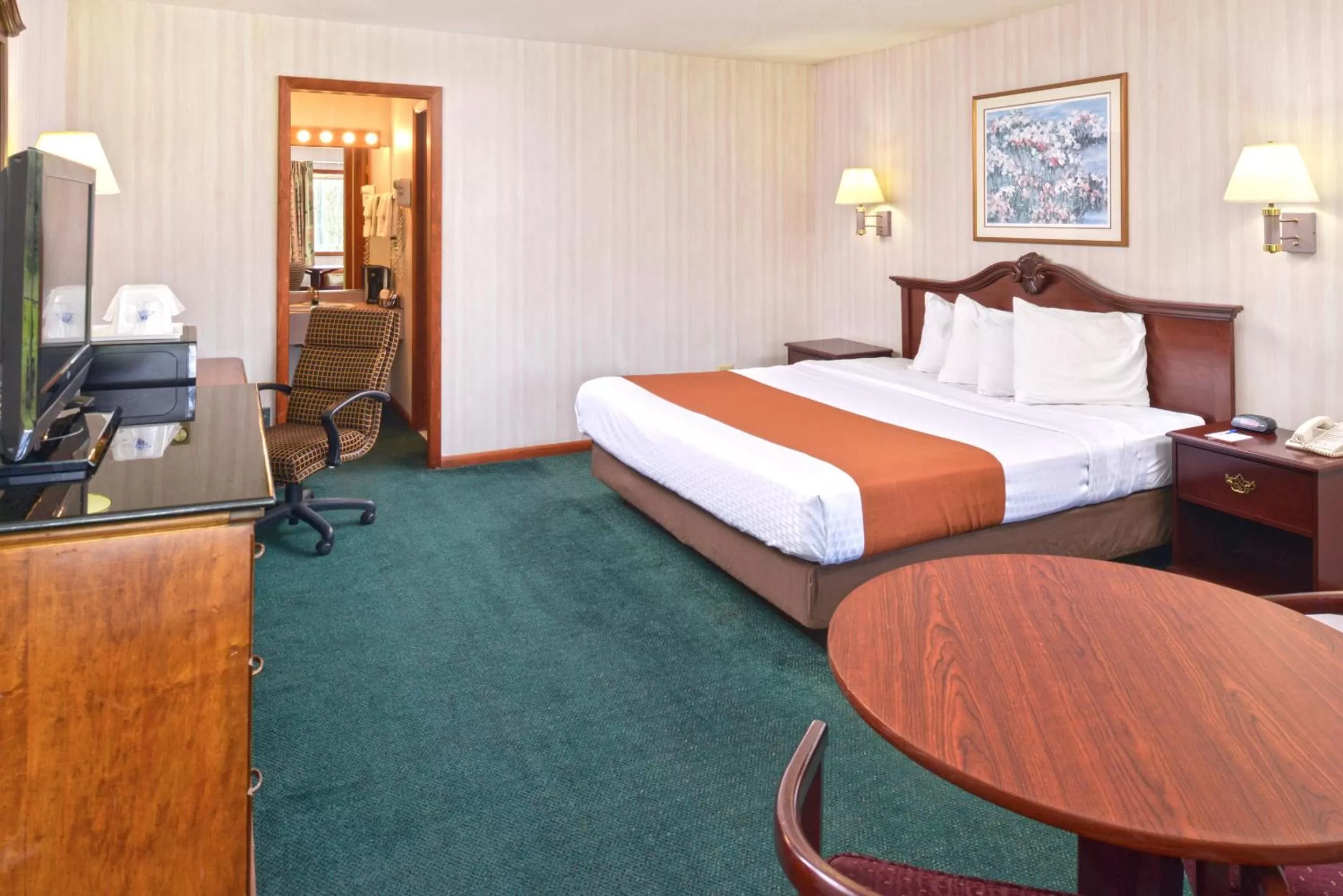 King Room with Spa Bath - Non-Smoking in Americas Best Value Inn Plattsburgh