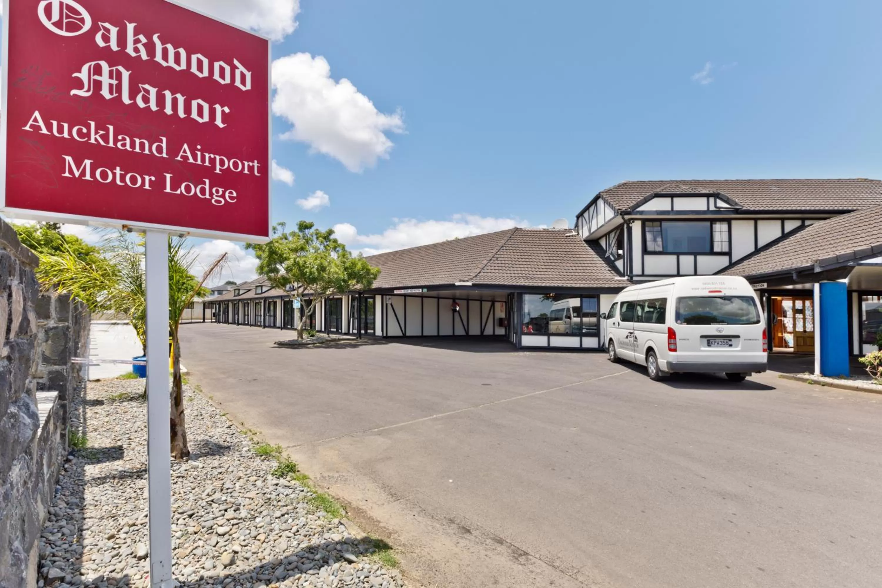 Oakwood Manor Motor Lodge