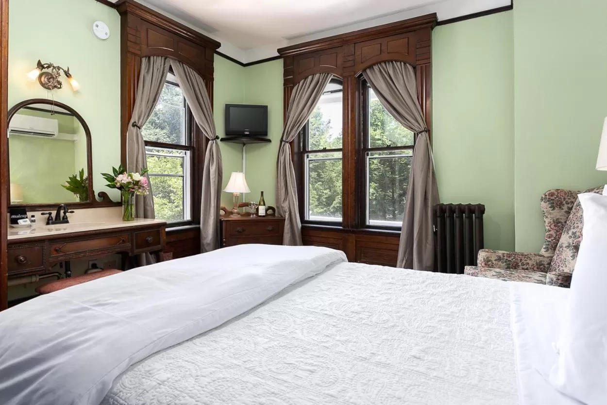 Romeo & Juliet Room in Cedar Crest Inn