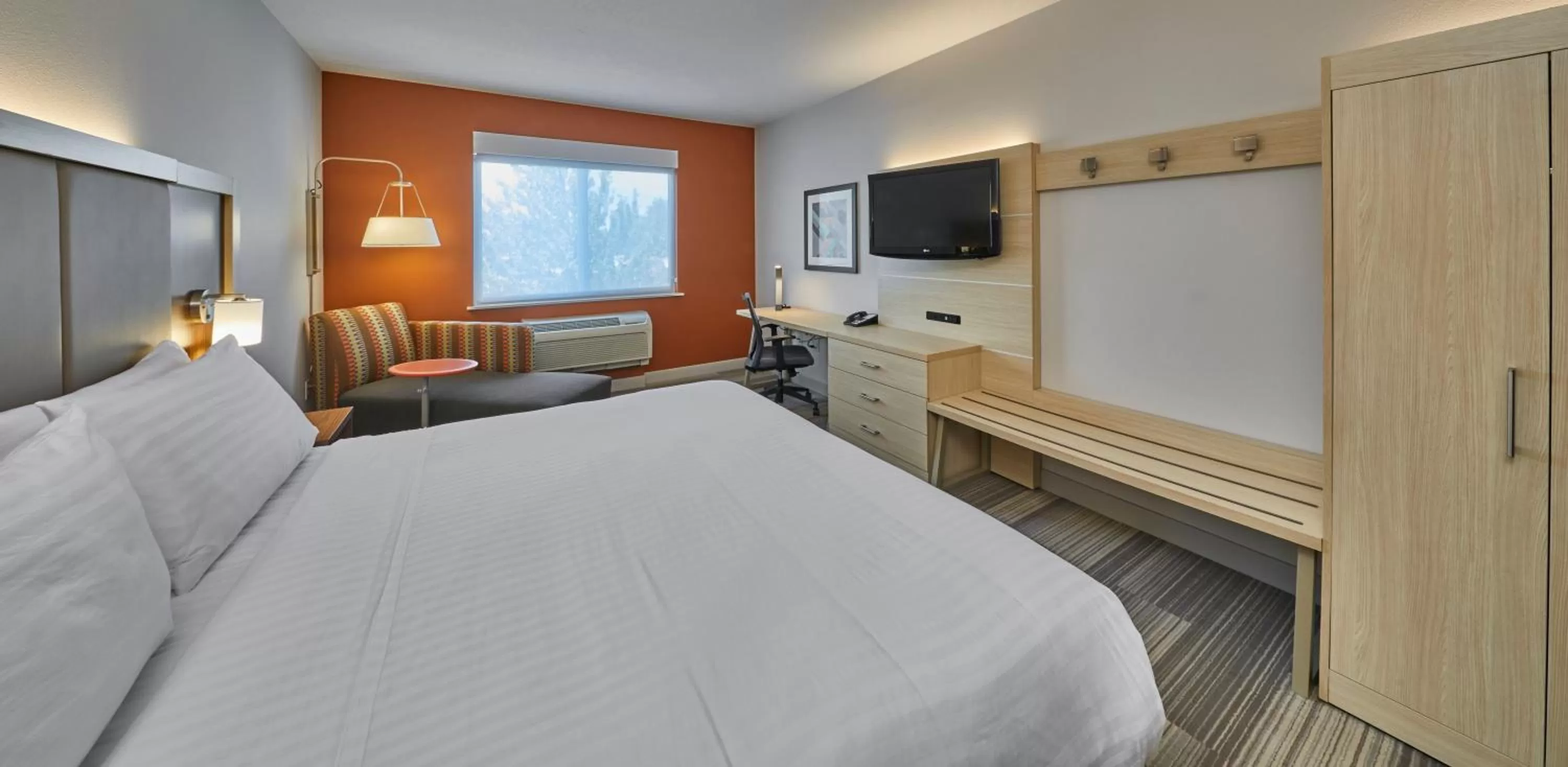 Standard King Room with Mobility Accessible Tub in Holiday Inn Express Hotel & Suites Medford-Central Point by IHG