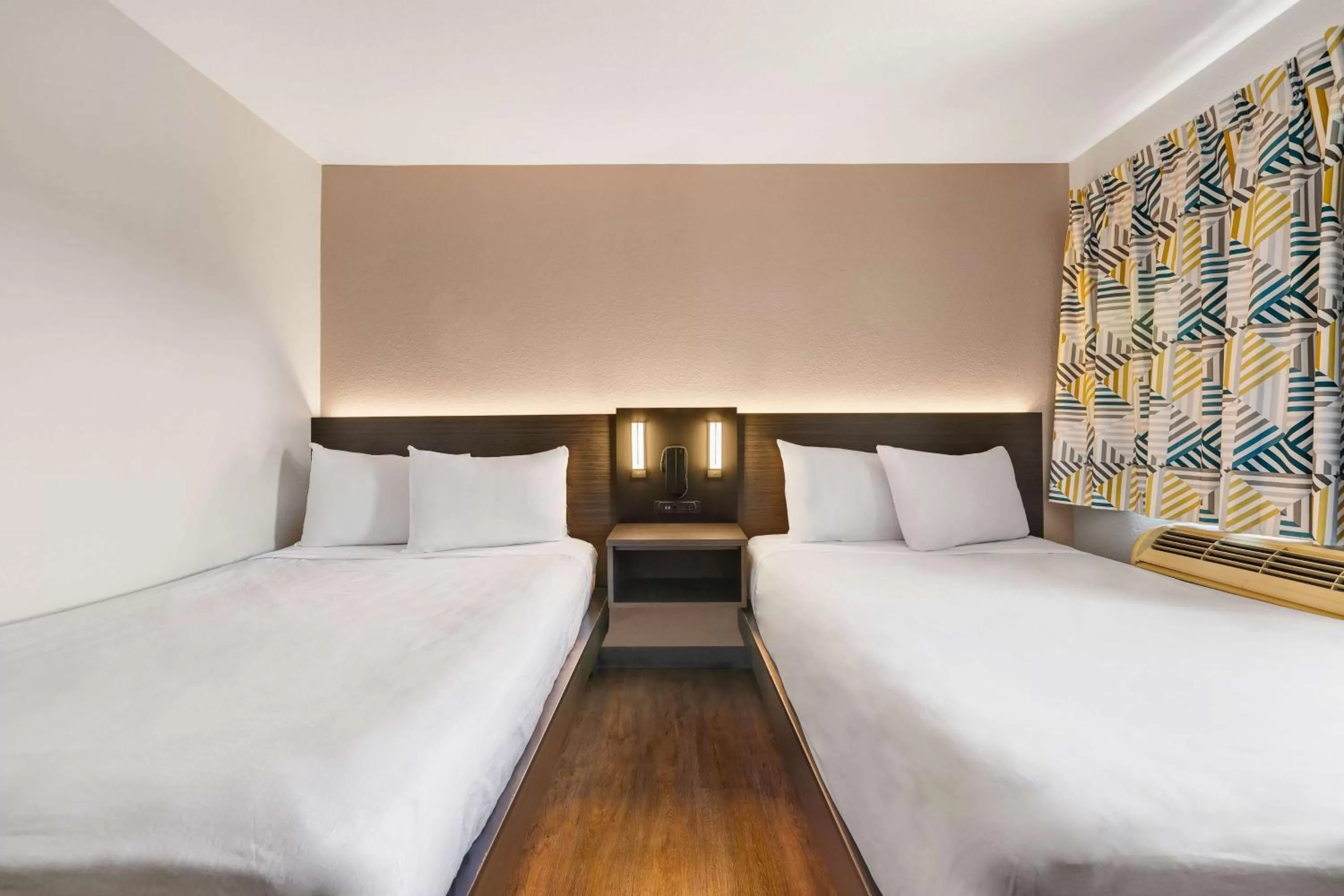 Premium Quadruple Room in Motel 6-Kirkland, WA - North Kirkland