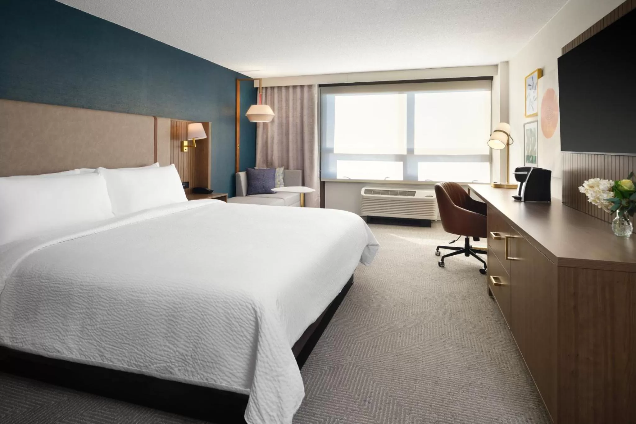 Standard King Room with Mobility Accessible Transfer Shower in Holiday Inn Chicago O'Hare - Rosemont, an IHG Hotel