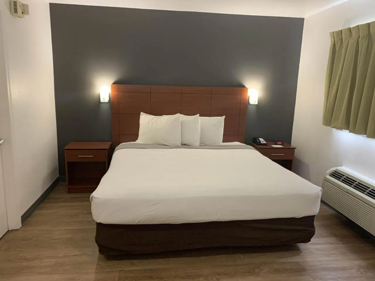 Superior King Room - Non-Smoking in Studio 6-Hampton, VA - Langley AFB Area