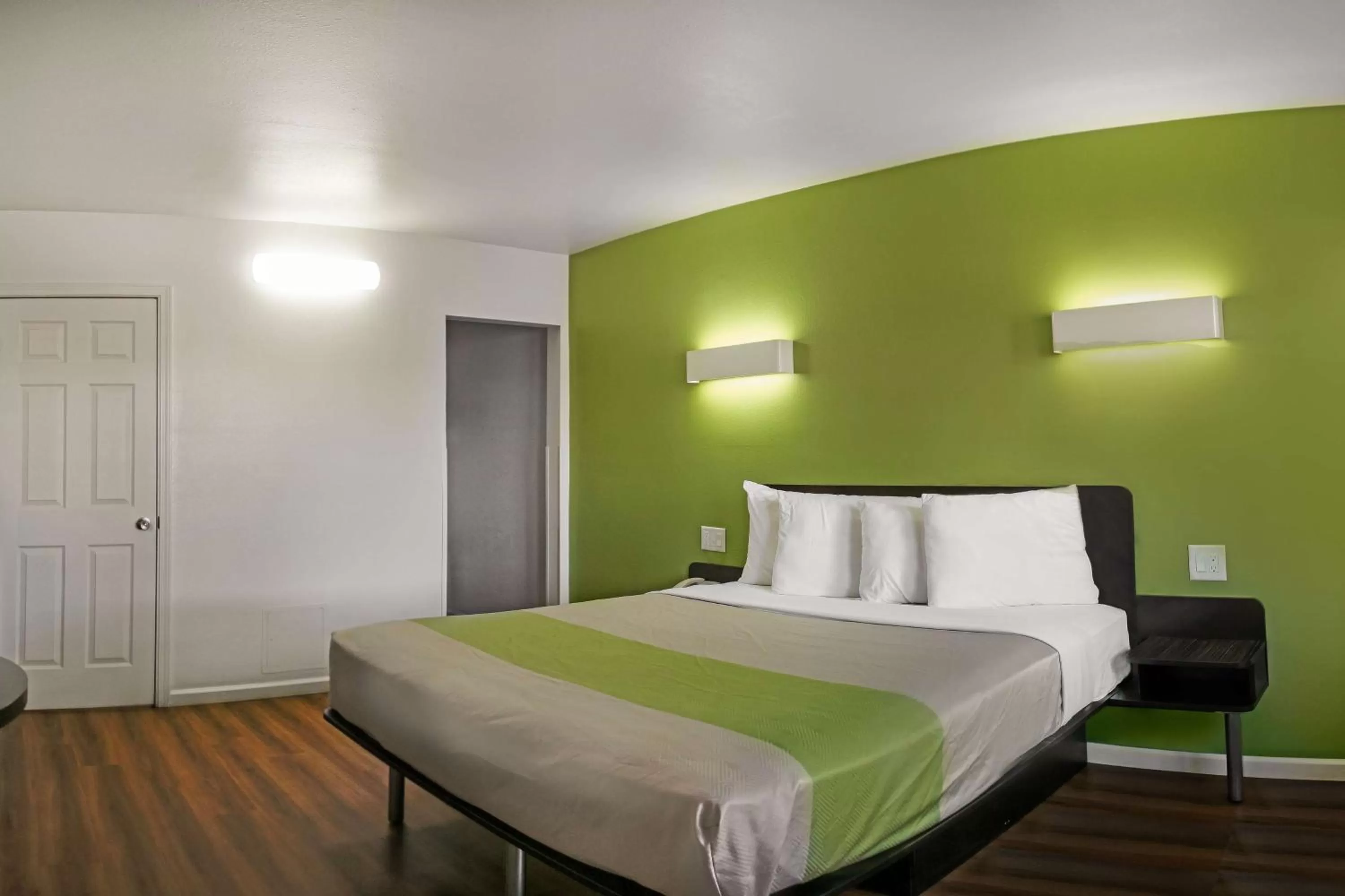 Deluxe Queen Room - single occupancy - Smoking in Motel 6-Visalia, CA