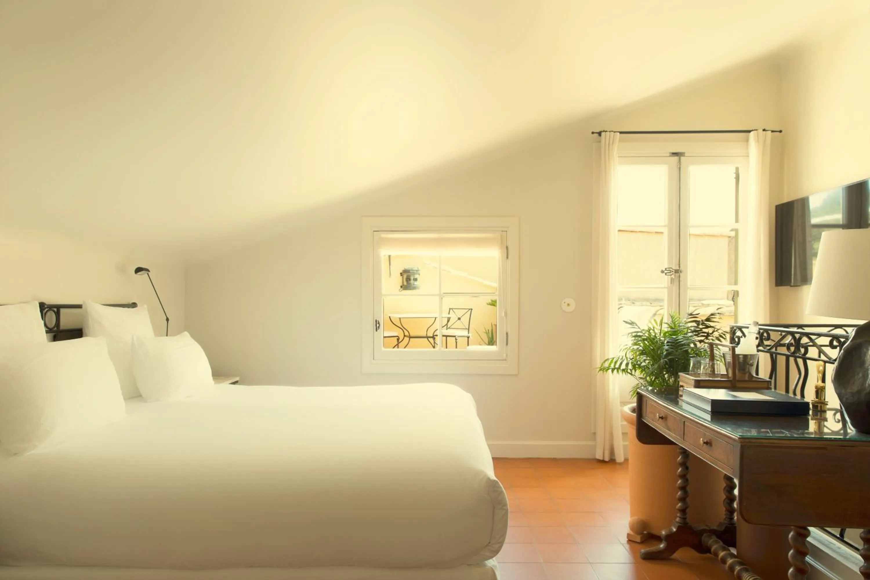 Prestige Tropezian room with Terrace and Sea View in Hotel la Ponche