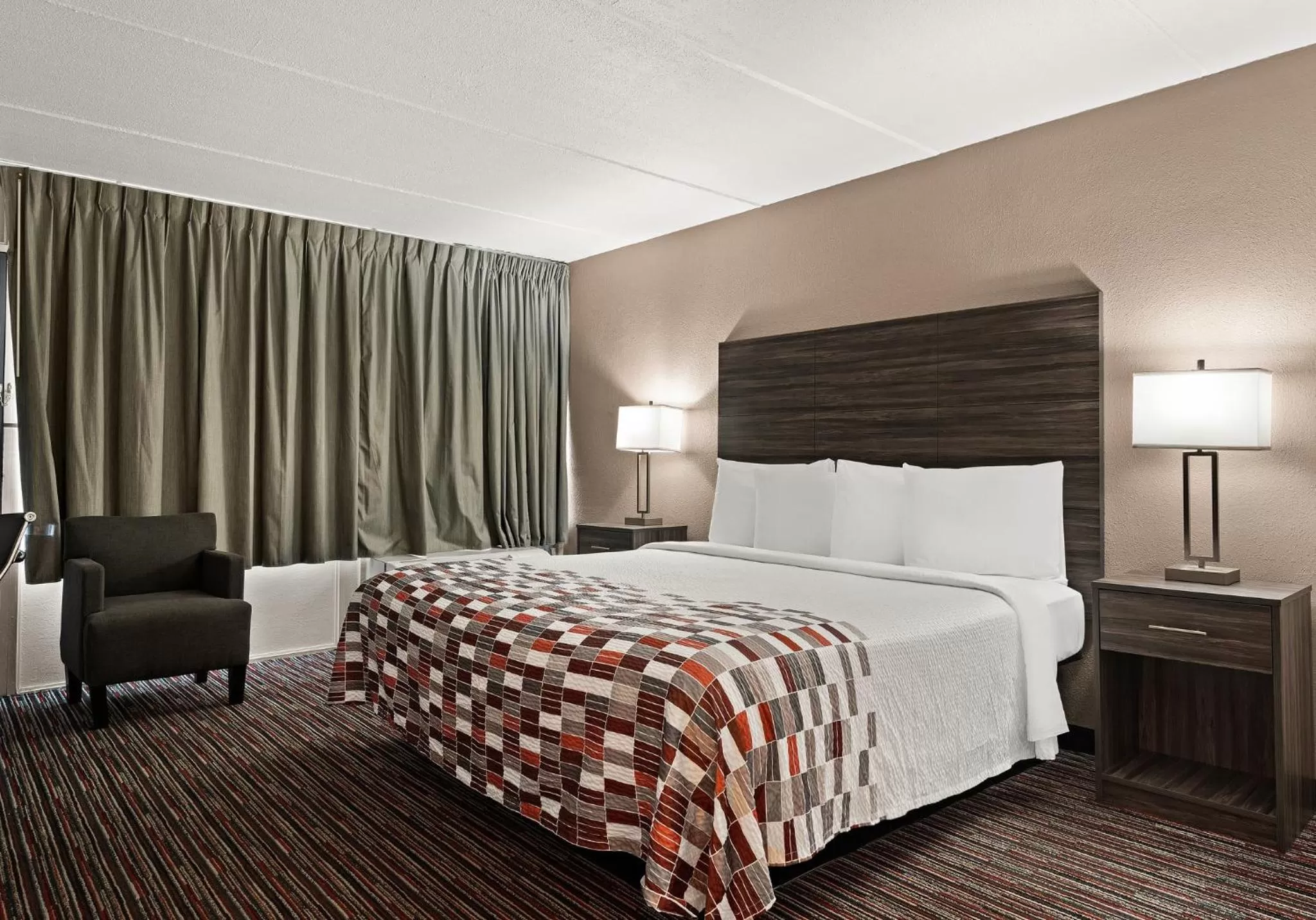 Deluxe King Room Disability Access Roll-In Shower Non-Smoking in Red Roof Inn Reading