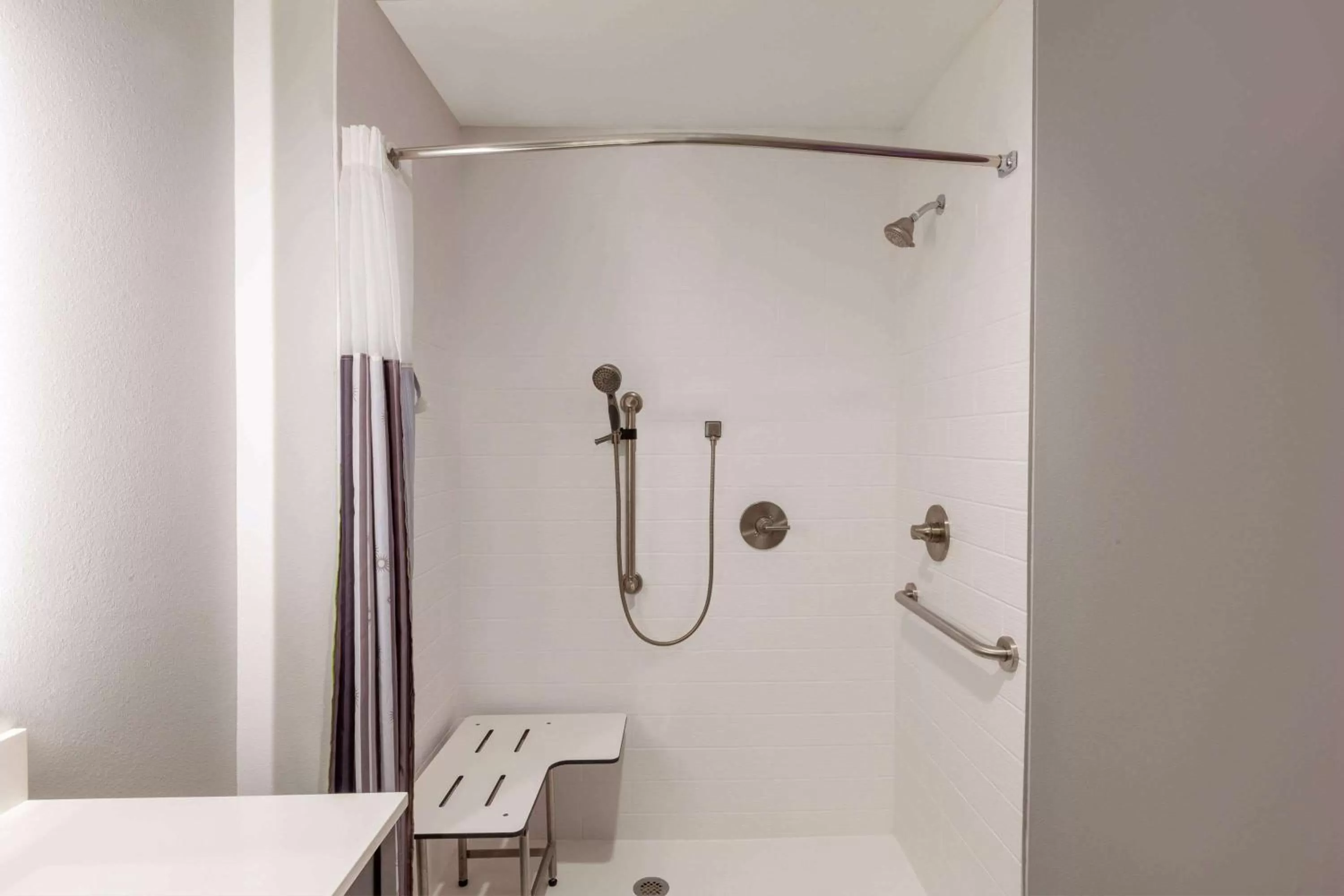 King Room with Mobility/Hearing Impaired Access - Non-Smoking in La Quinta Inn & Suites by Wyndham Lafayette Oil Center