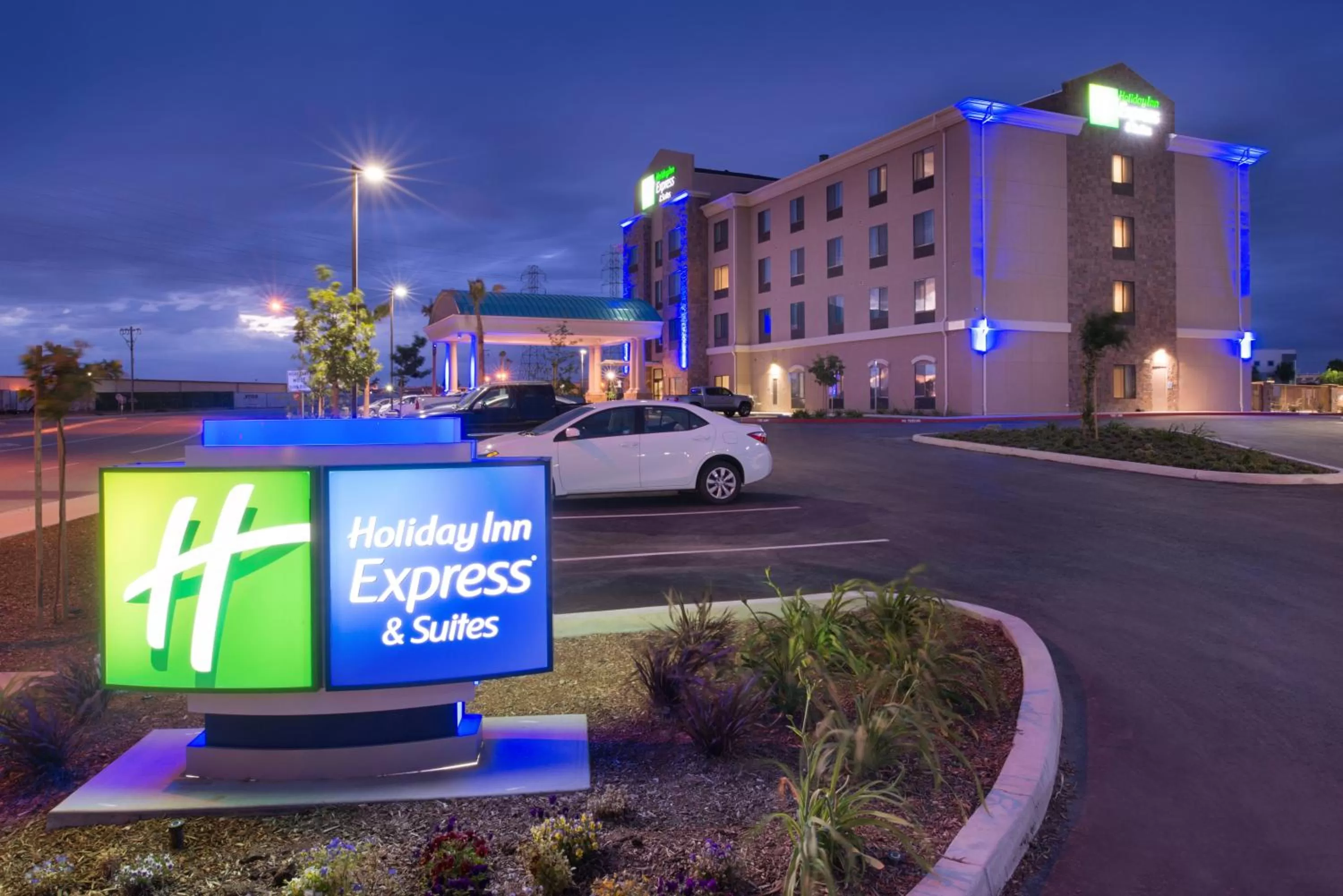 Holiday Inn Express & Suites Bakersfield Airport by IHG