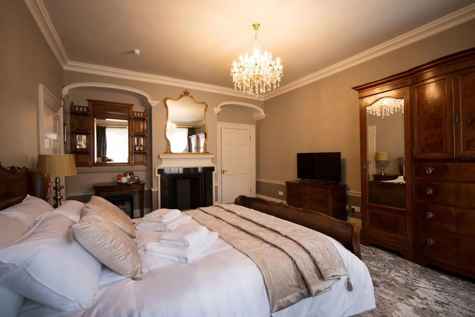 Deluxe King Room in East Walls Hotel