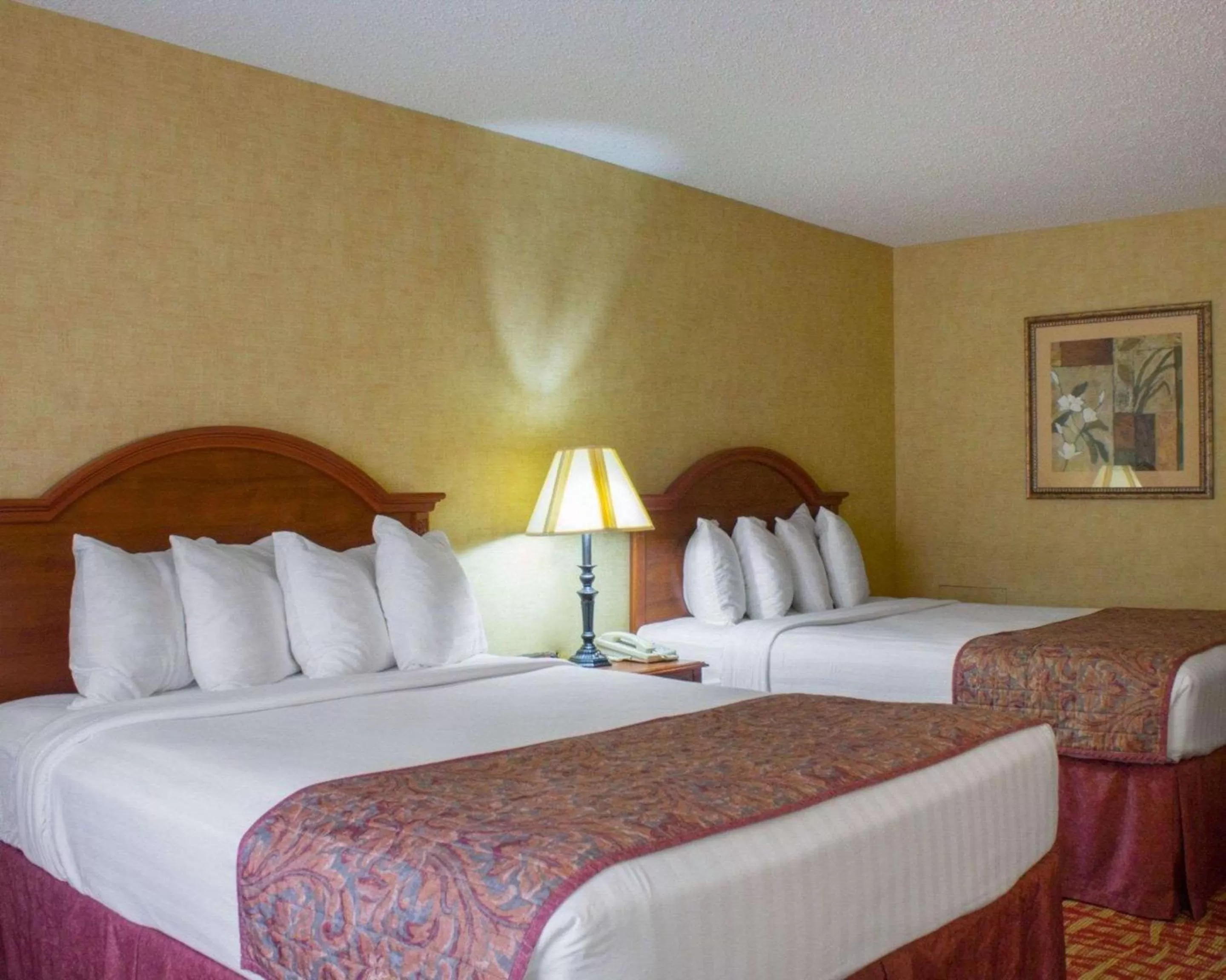 Queen Room with Two Queen Beds - Non-Smoking in Rodeway Inn Columbia Mall Loop