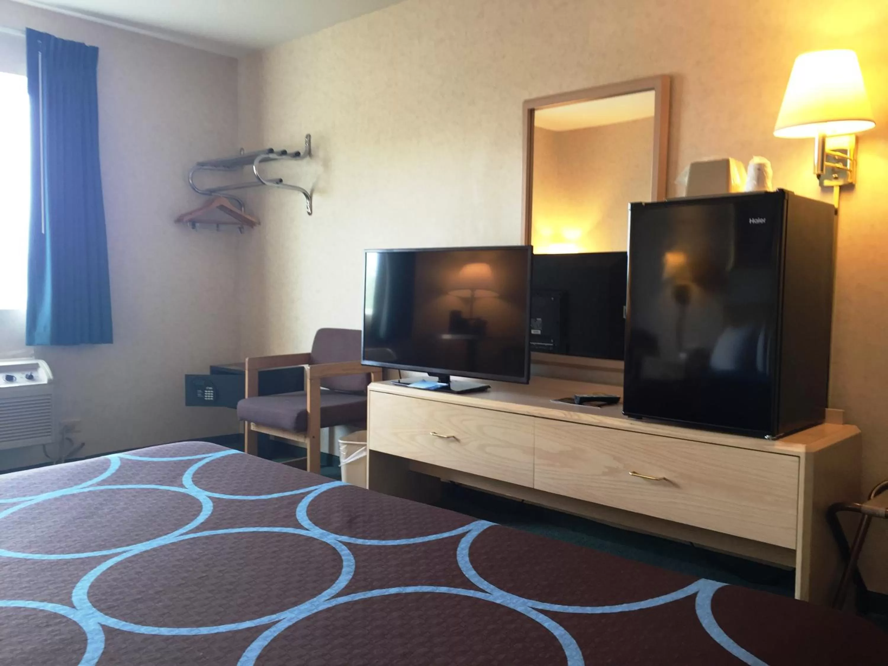 King Room - Non-Smoking in Super 8 by Wyndham Canandaigua