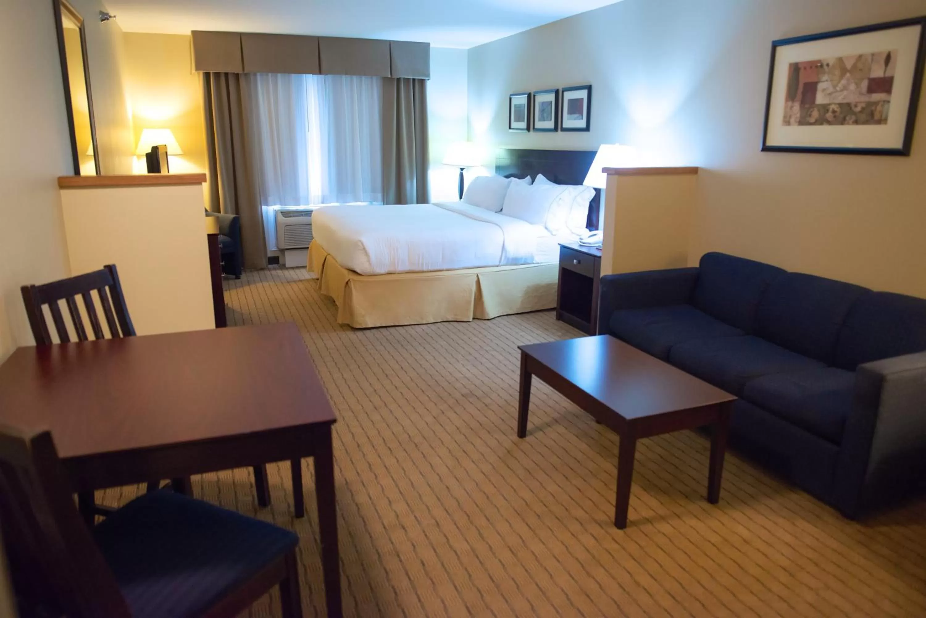 King Suite in Holiday Inn Express Devils Lake by IHG