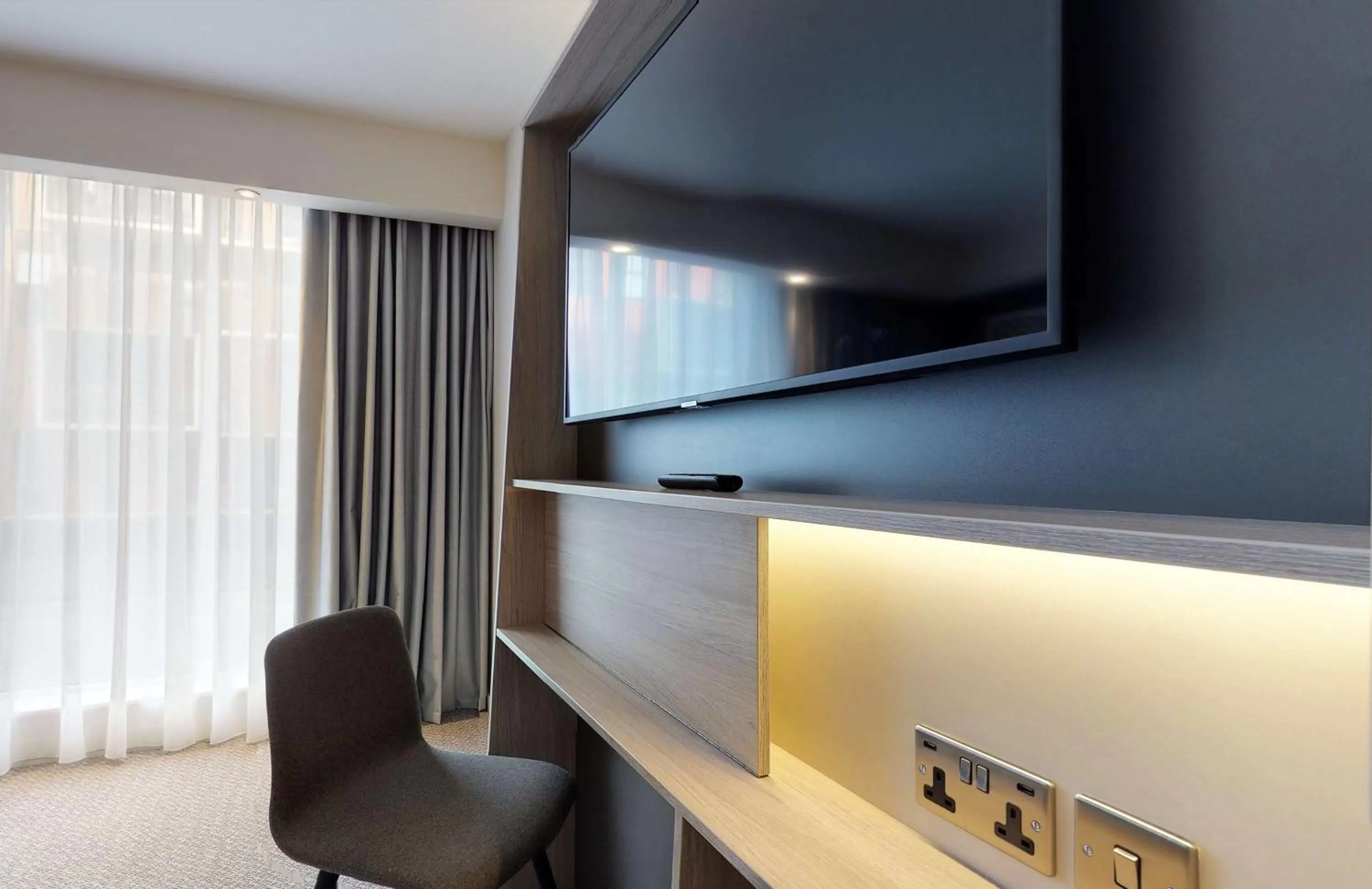 Queen Room with Sofa and City View in Hampton By Hilton Manchester Northern Quarter