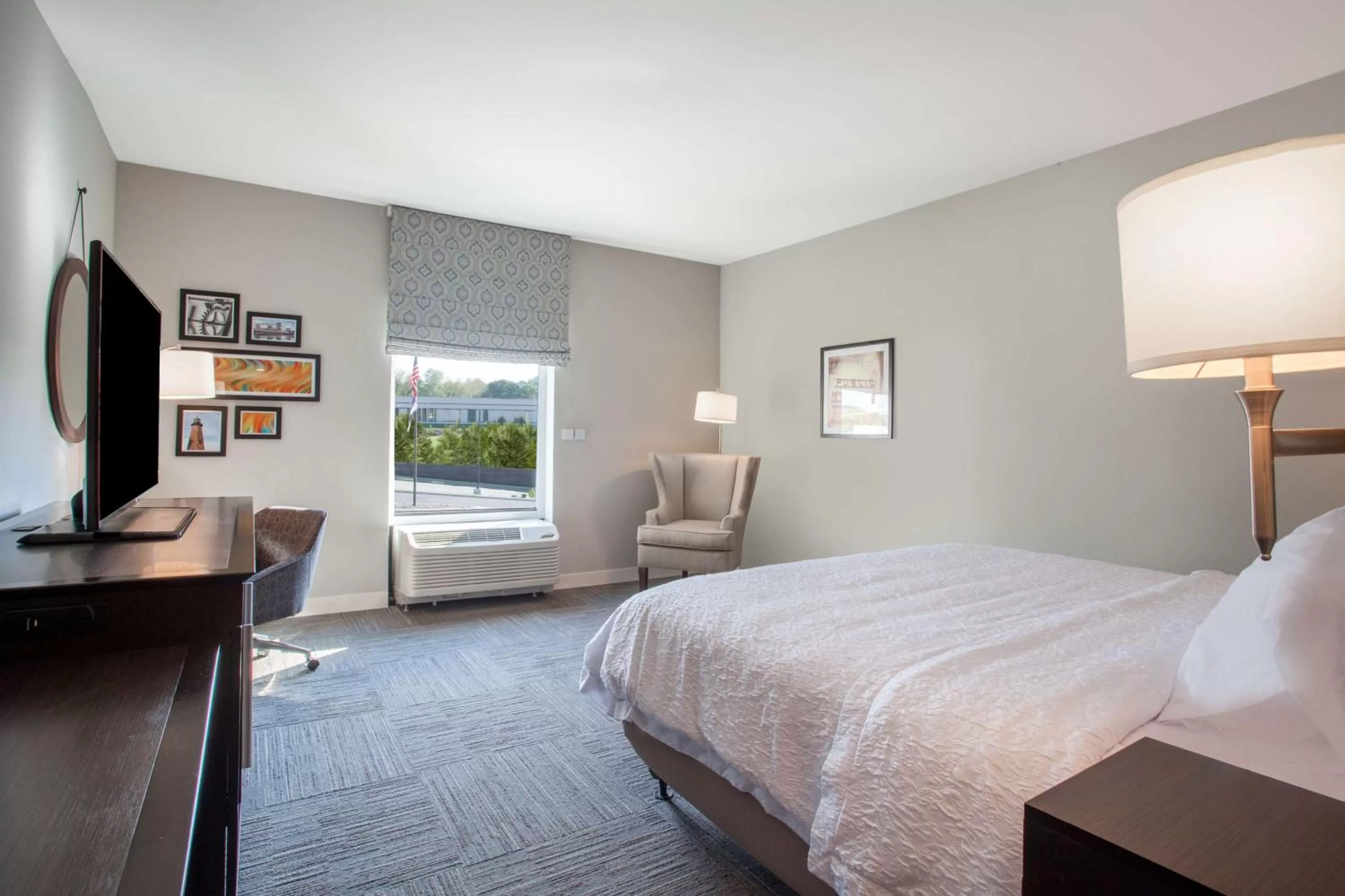 King Room with Sofa Bed - Hearing Accessible/Non-Smoking in Hampton Inn Rochester Penfield, Ny