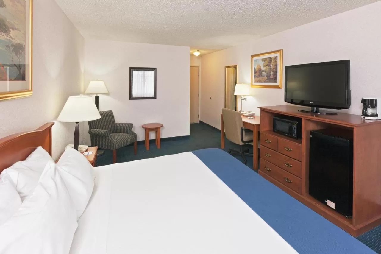 King Room - Non-Smoking in Ramada by Wyndham Santa Fe