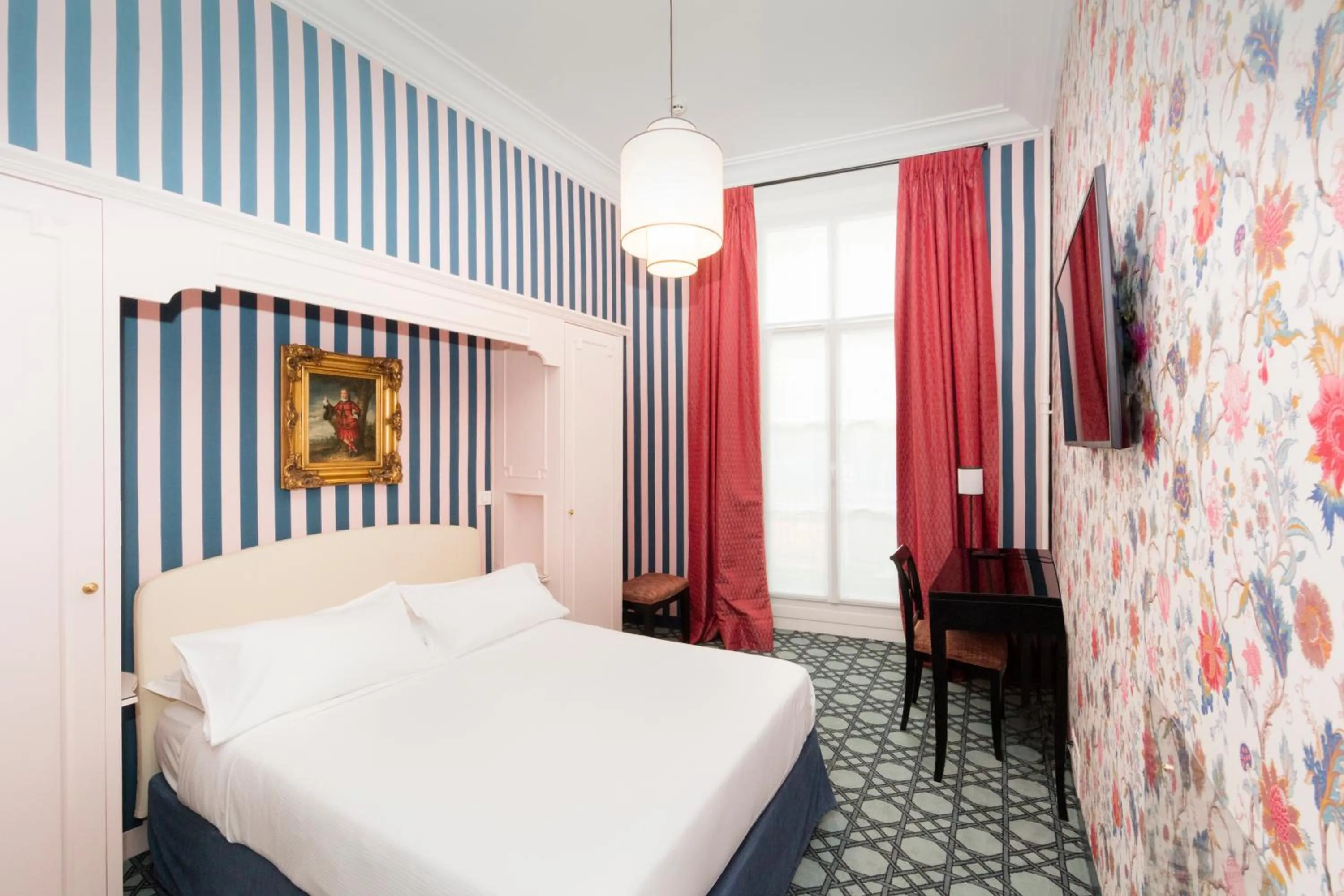 Classic Double Room with Bath in Hotel Saint Germain