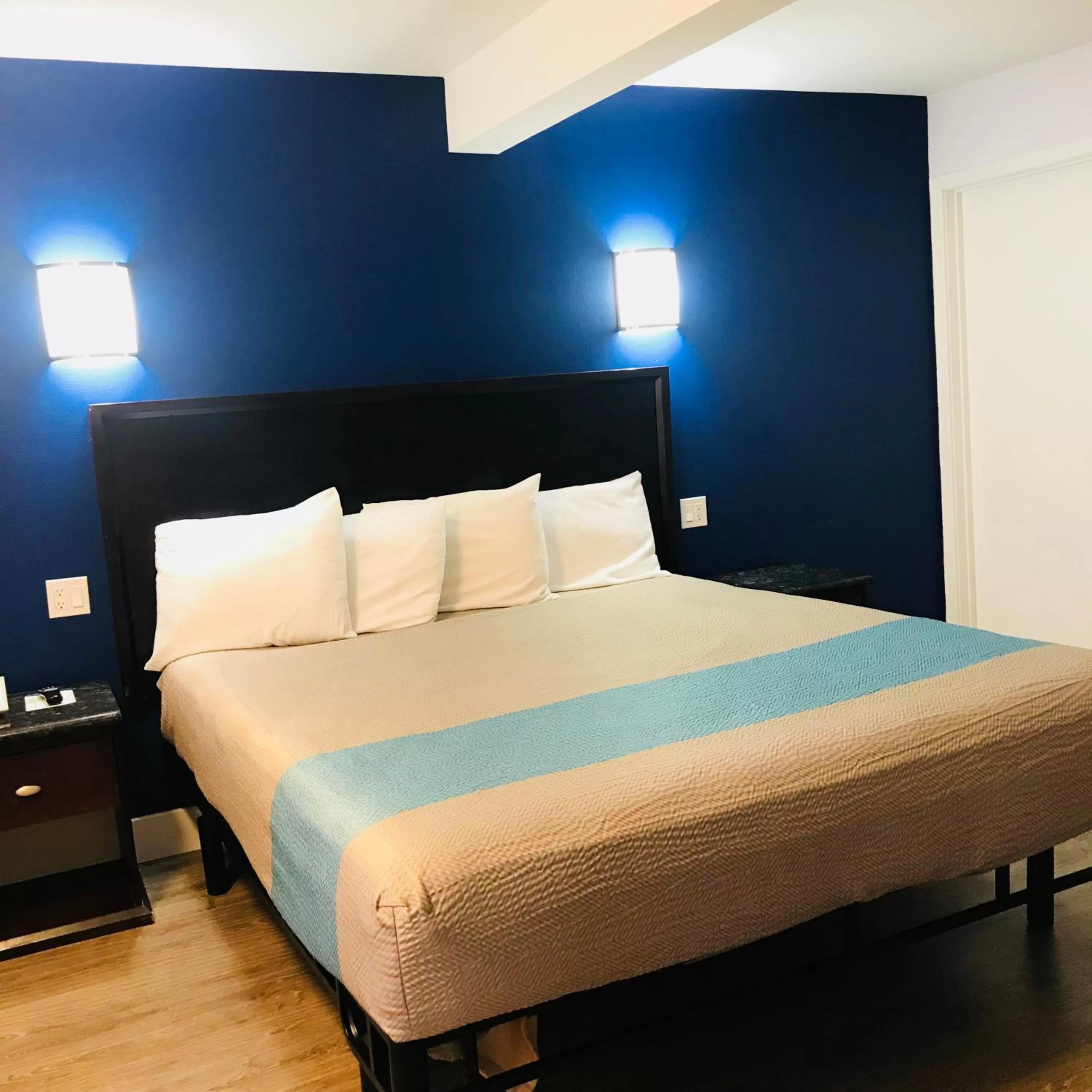 Deluxe King Room - Non-Smoking in Motel 6-Inglewood, CA