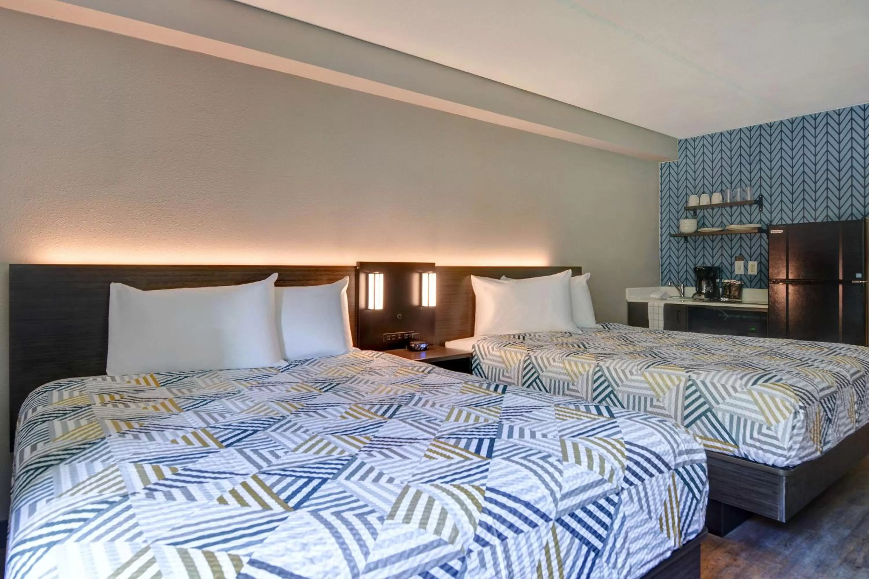 Queen Room with Two Queen Beds - Non-Smoking in Studio 6-Jacksonville, FL - Baymeadows