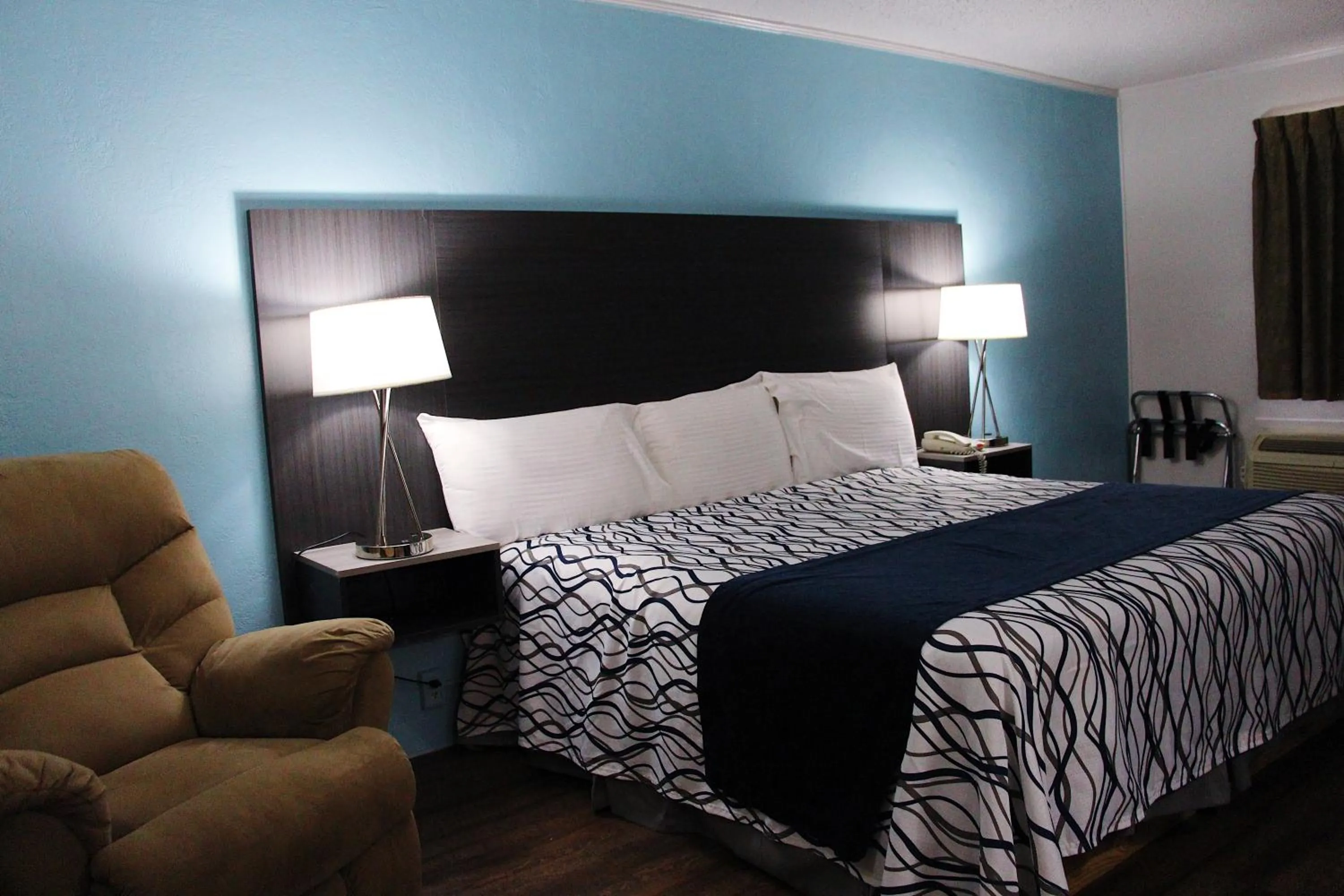 King Room - Non-Smoking in TexInn Motel New Boston