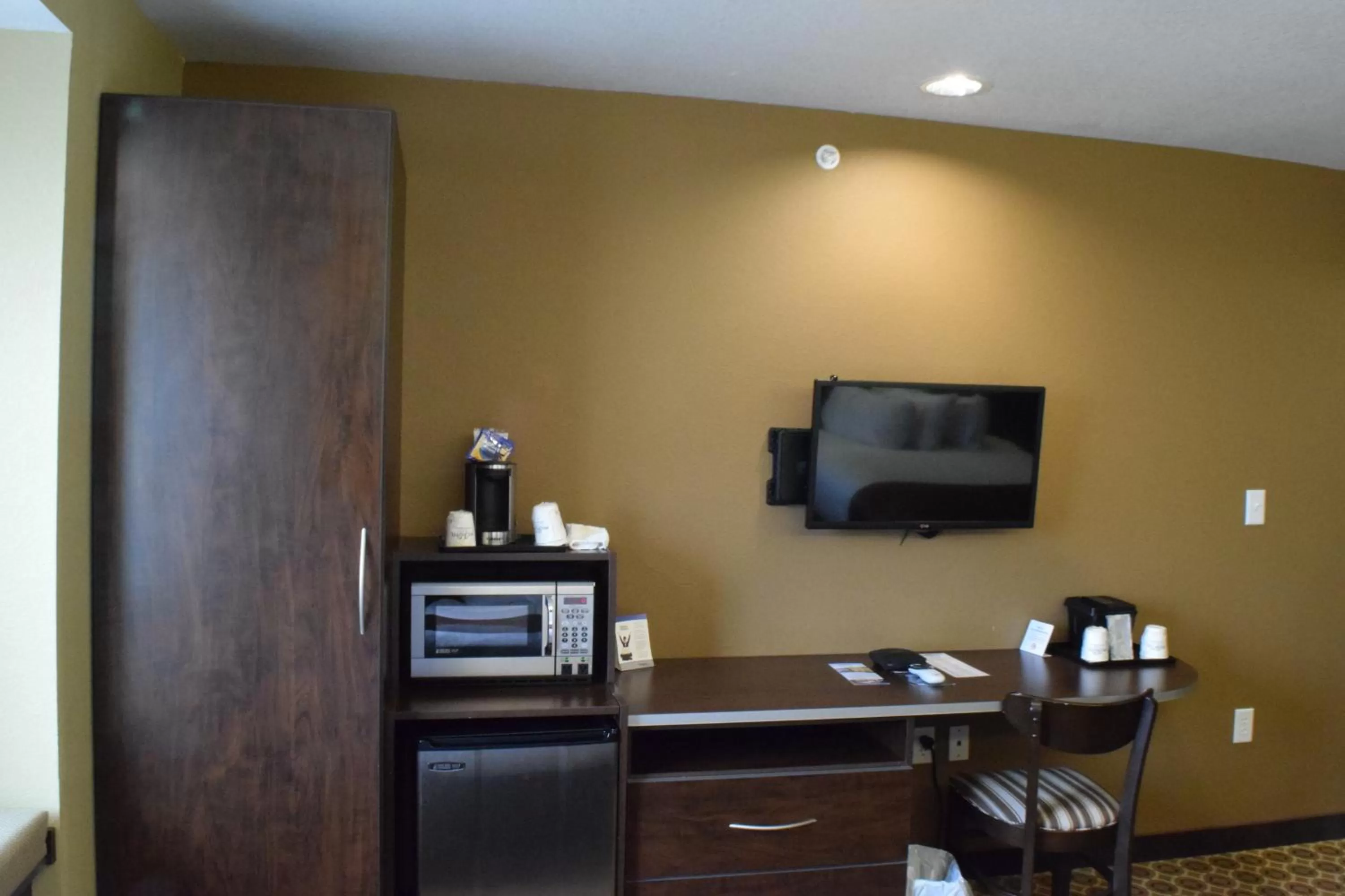 Queen Room - Disability Access/Non-Smoking in Microtel Inn and Suites Pecos